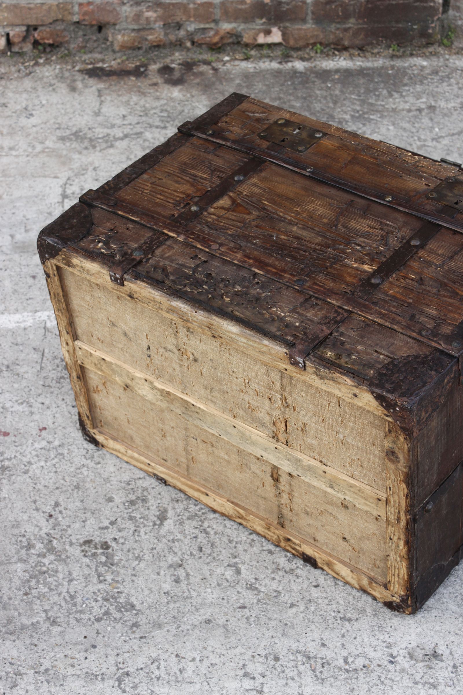 Chest or travel trunk in wood and wrought iron, 18th century