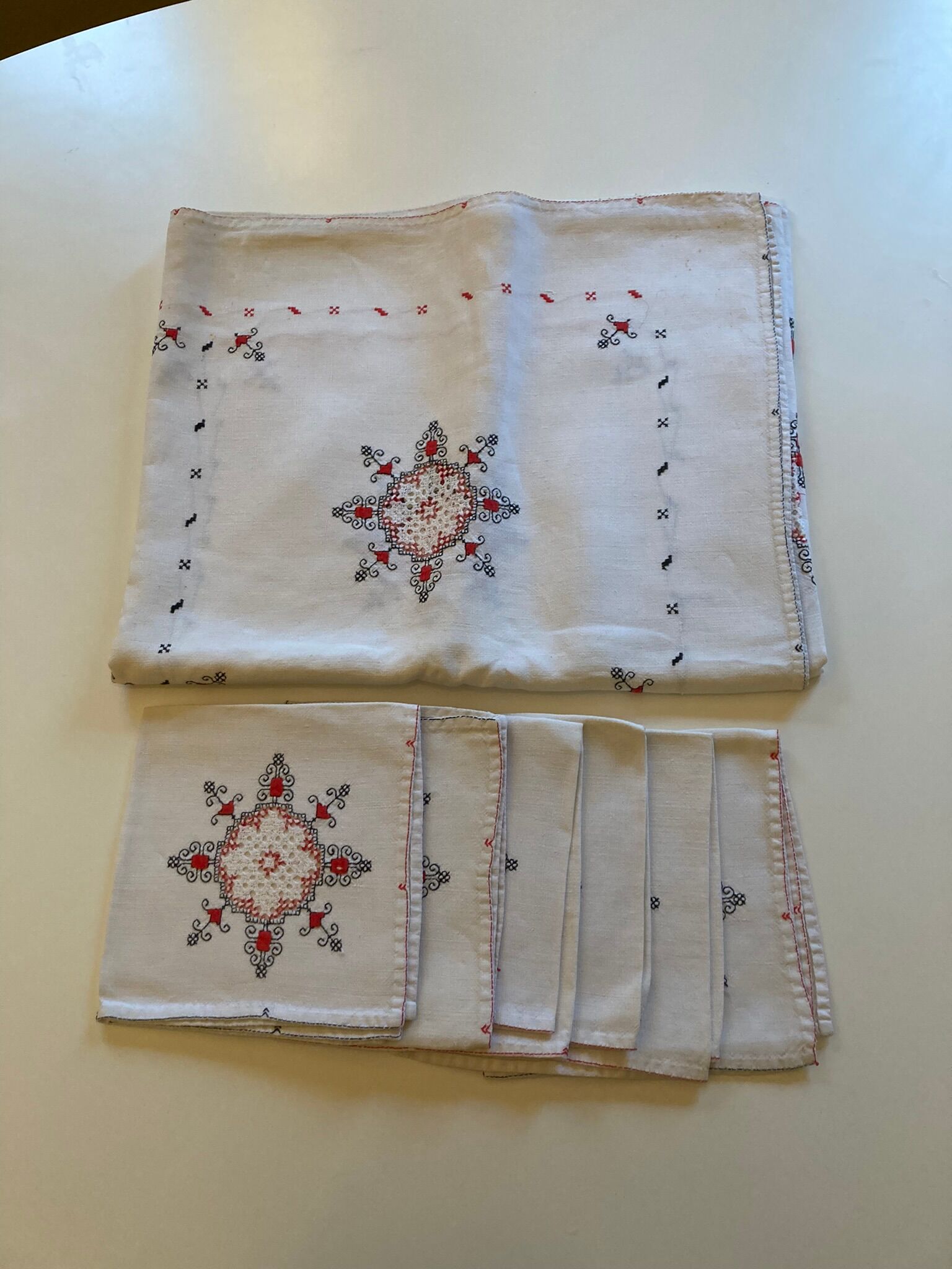 Set tablecloth and 6 matching towels, embroidered, origin Brazil