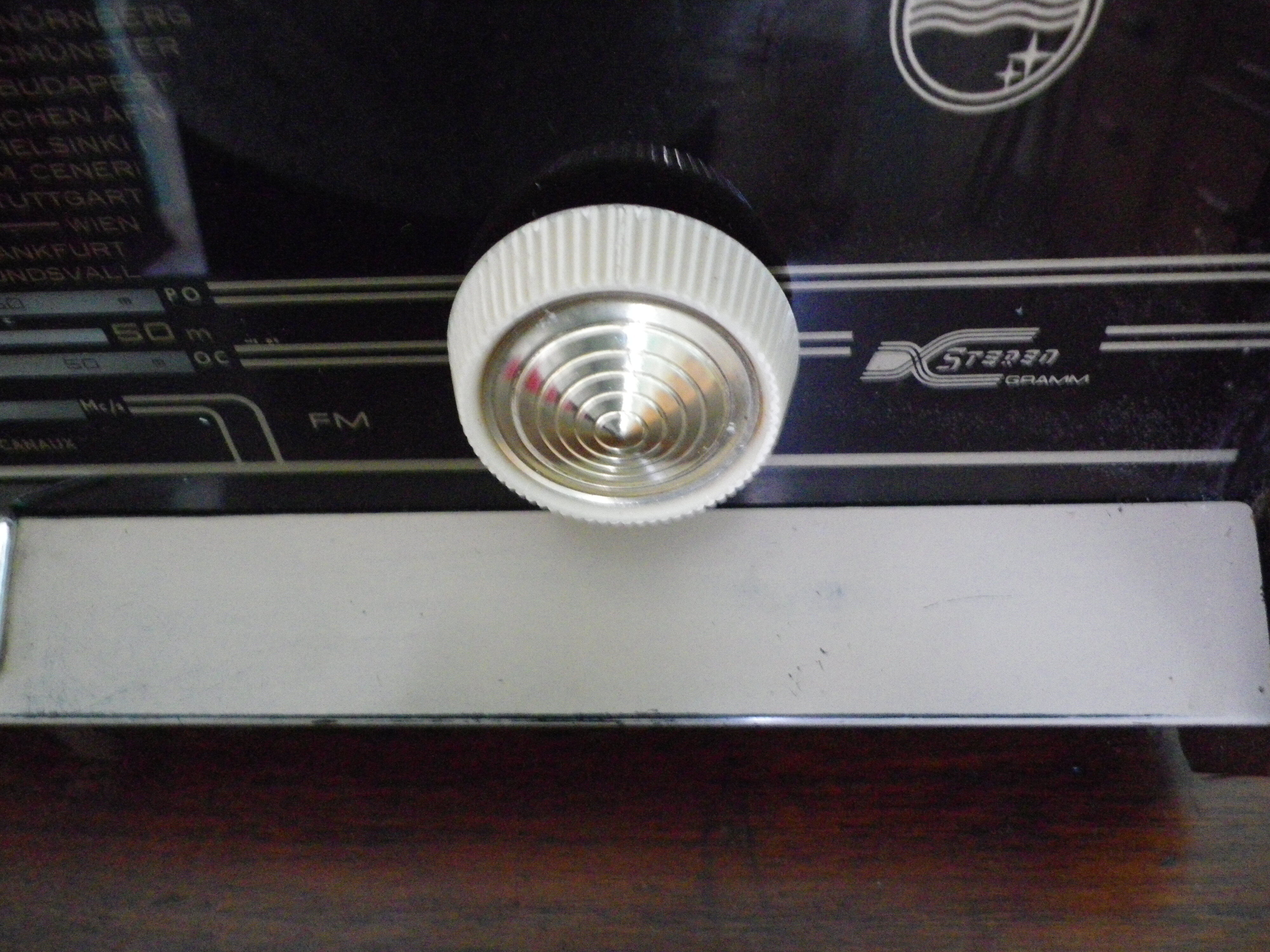 Wood, glass, bakelite, vinyl and brass radio - Bi-amp radio - Philips