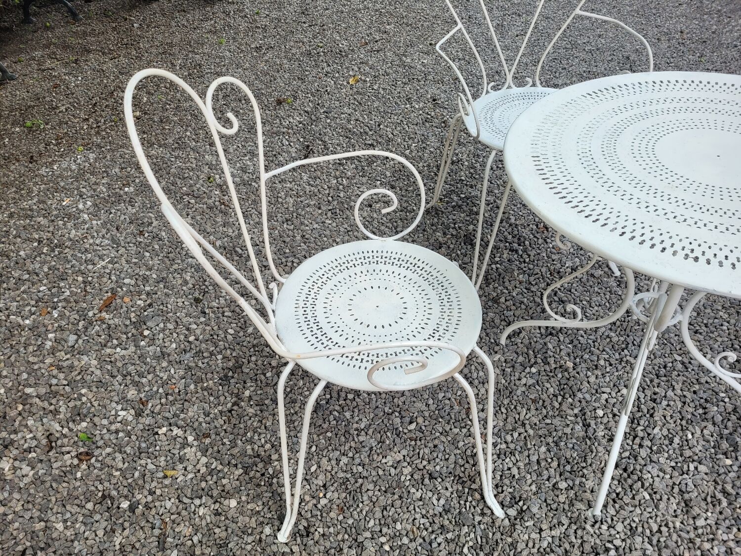Ancien salon de jardin en fer forgé 3 fauteuils et table