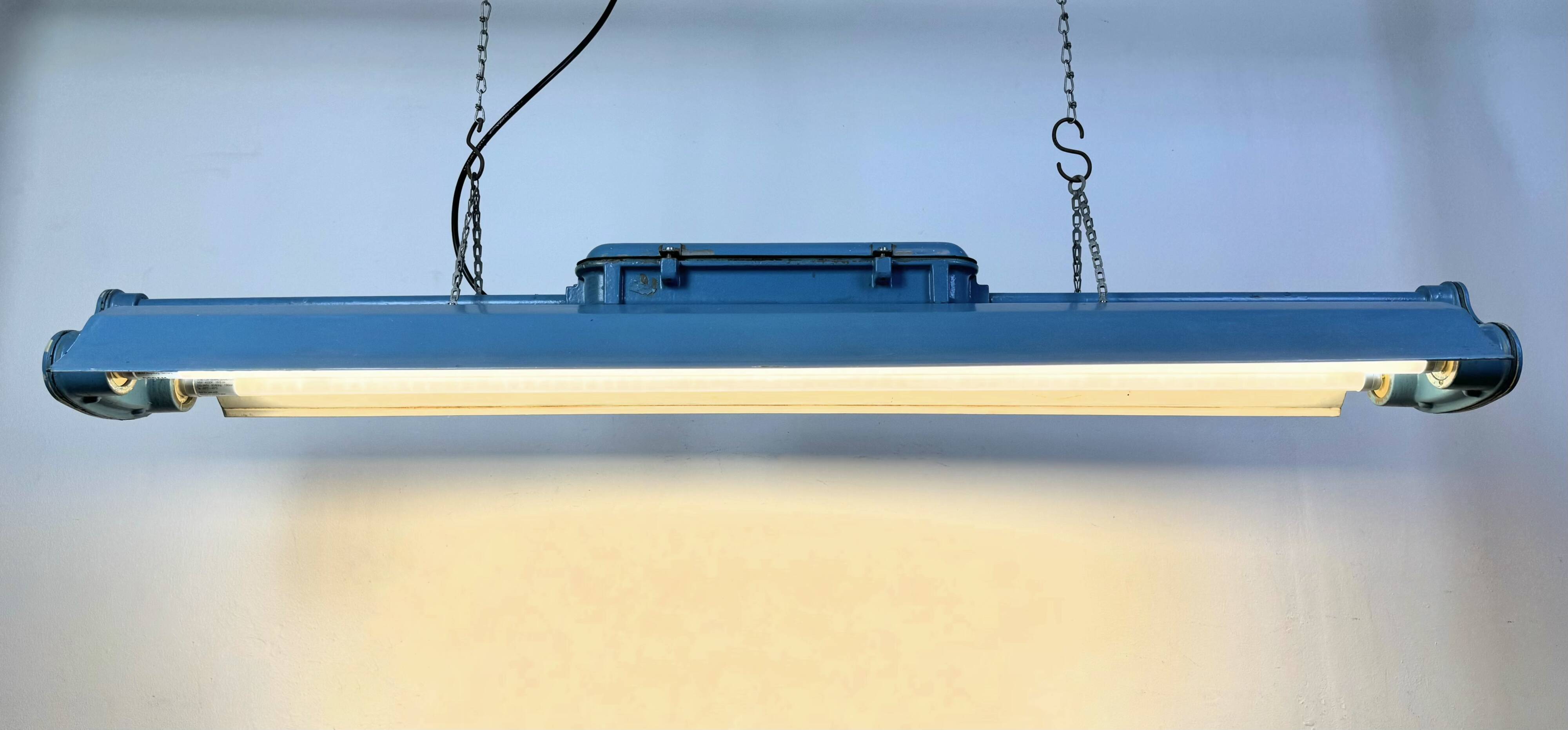 Lampe tube suspendue industrielle bleue de polam gdansk, 1970s