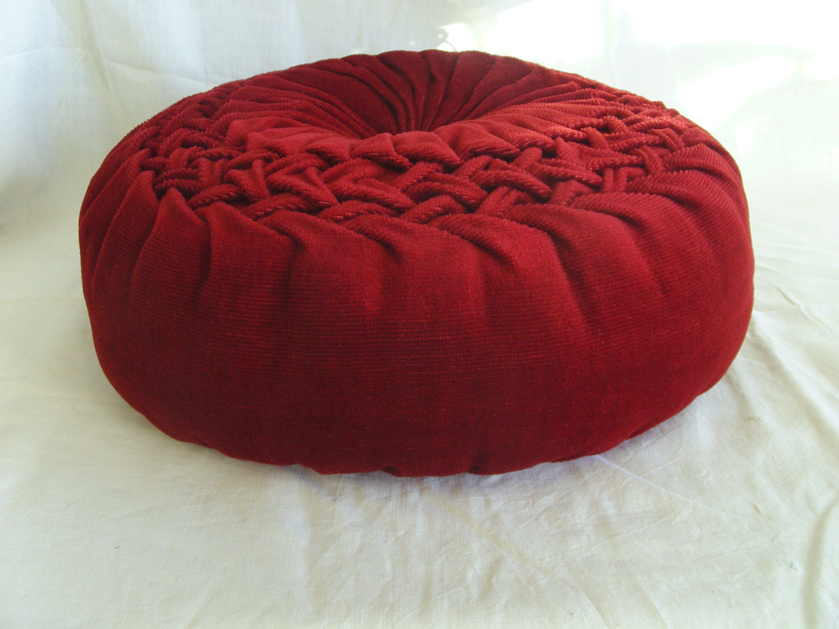 Round cushion in pleated velvet red vintage
