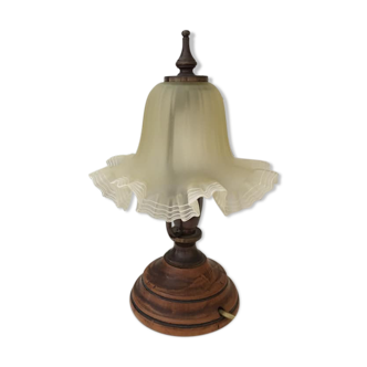 Lampe de chevet ou de bureau en bois et laiton. Tulipe jupée en verre opaque jaune pâle et liserés