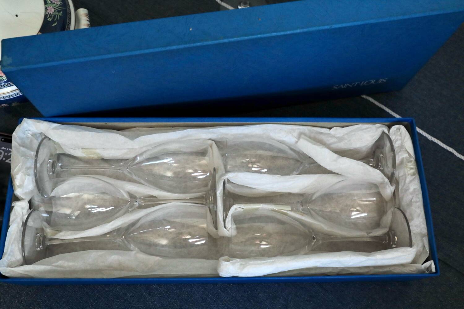 6 crystal champagne flutes from Saint-Louis and their box.