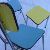 Deux chaises et un tabouret jaune et bleu en formica