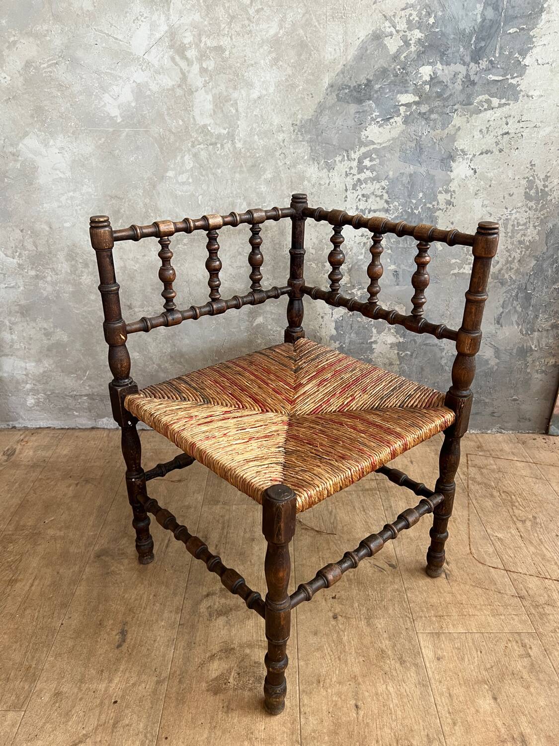 Chaise d’angle en bois et paille