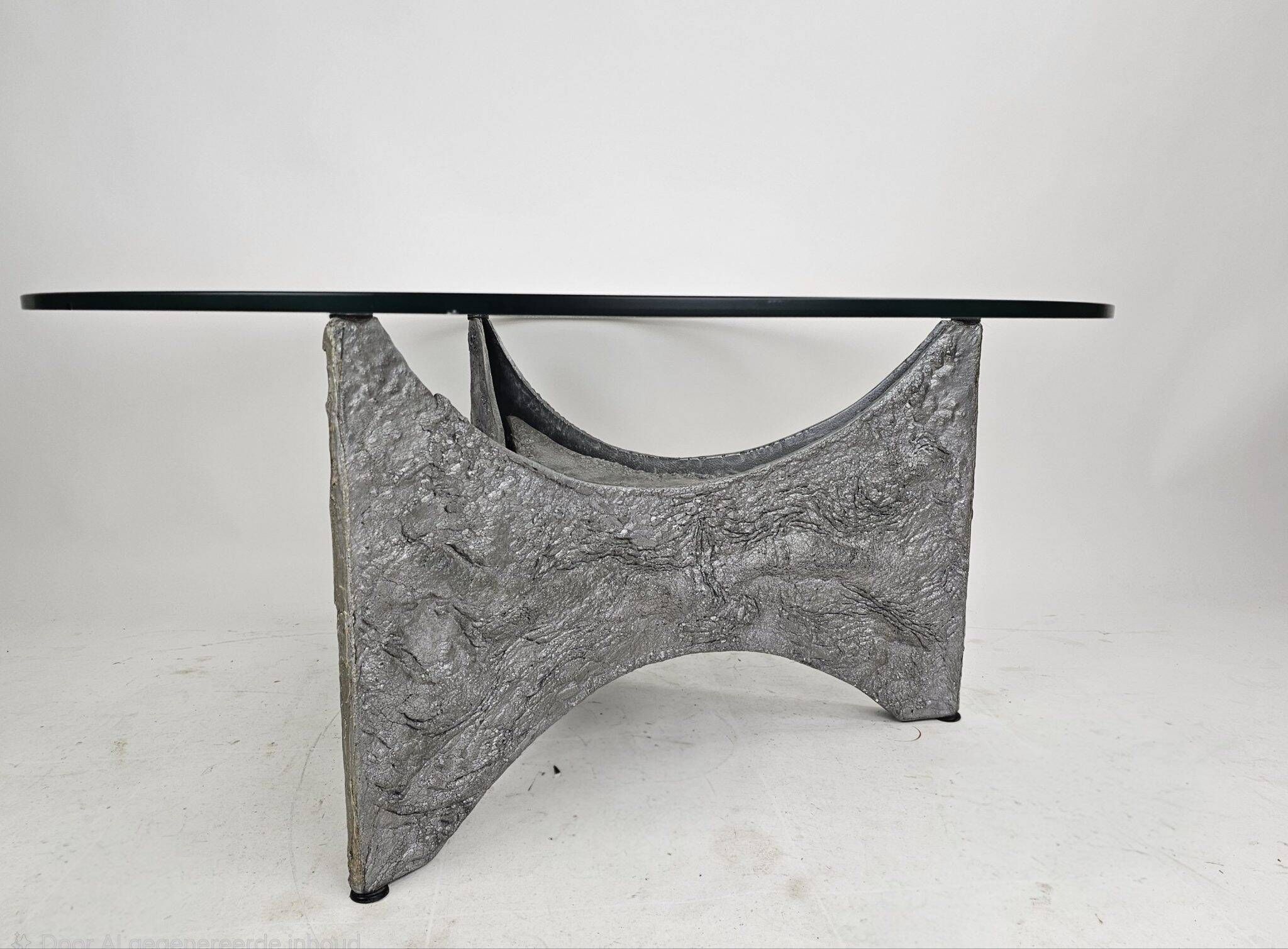 Table basse brutaliste ronde en aluminium coulé avec verre éclairé, années 1970