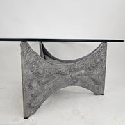 Table basse brutaliste ronde en aluminium coulé avec verre éclairé, années 1970