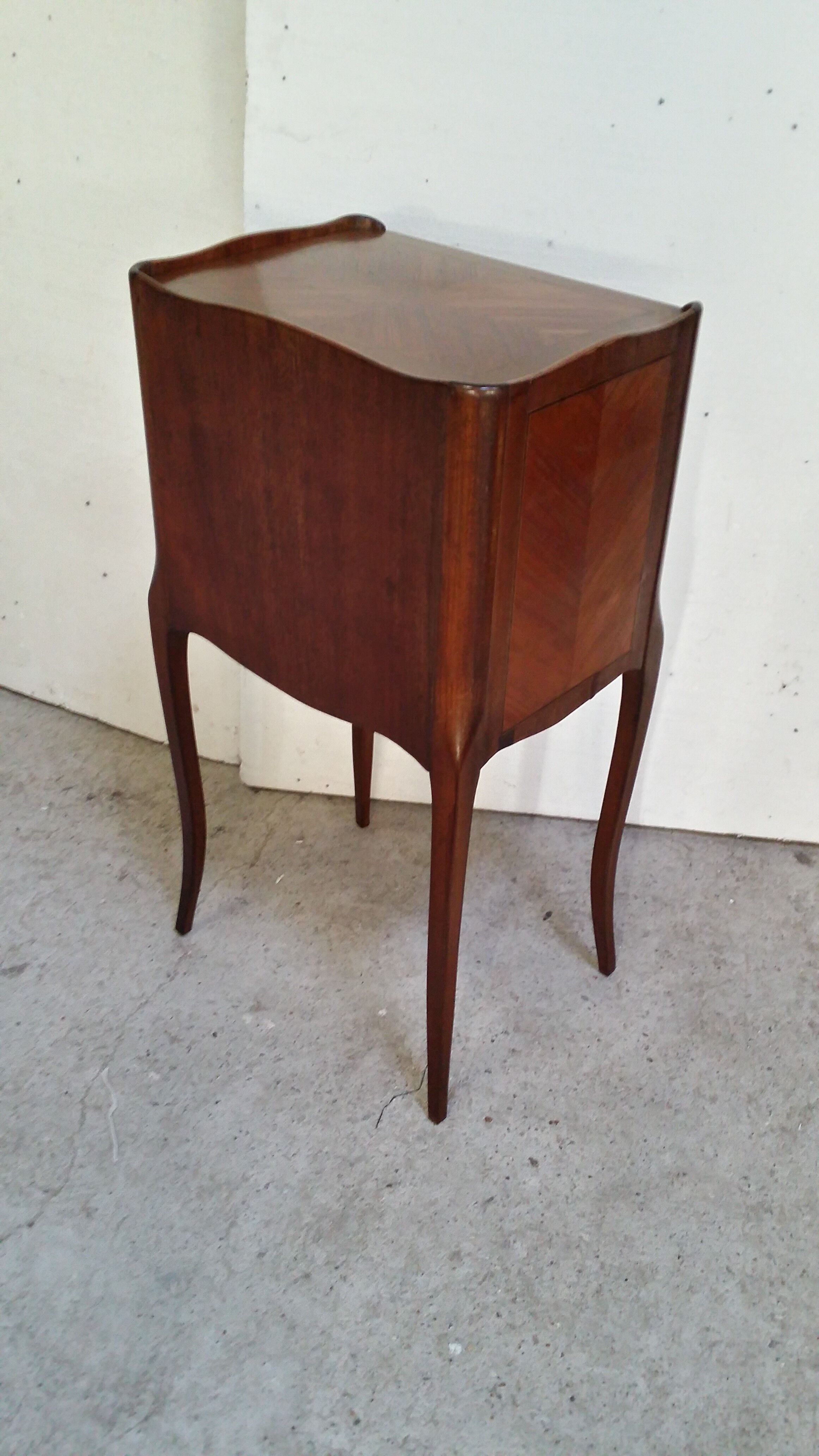 chest of drawers of vestibule where entrance hall