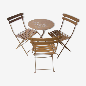 Old garden lounge and folding chairs
