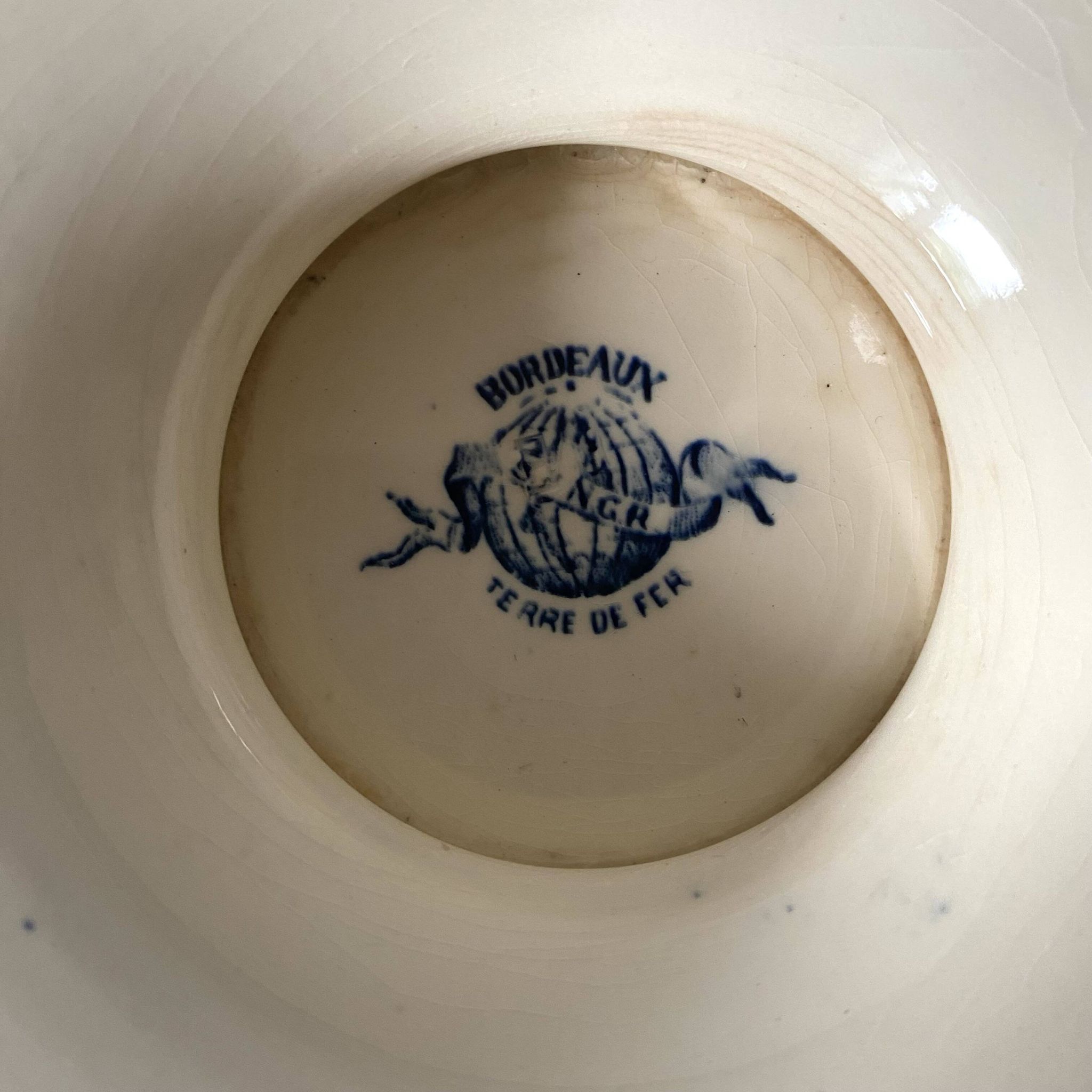 Plat , compotier terre de fer Bordeaux , clématites