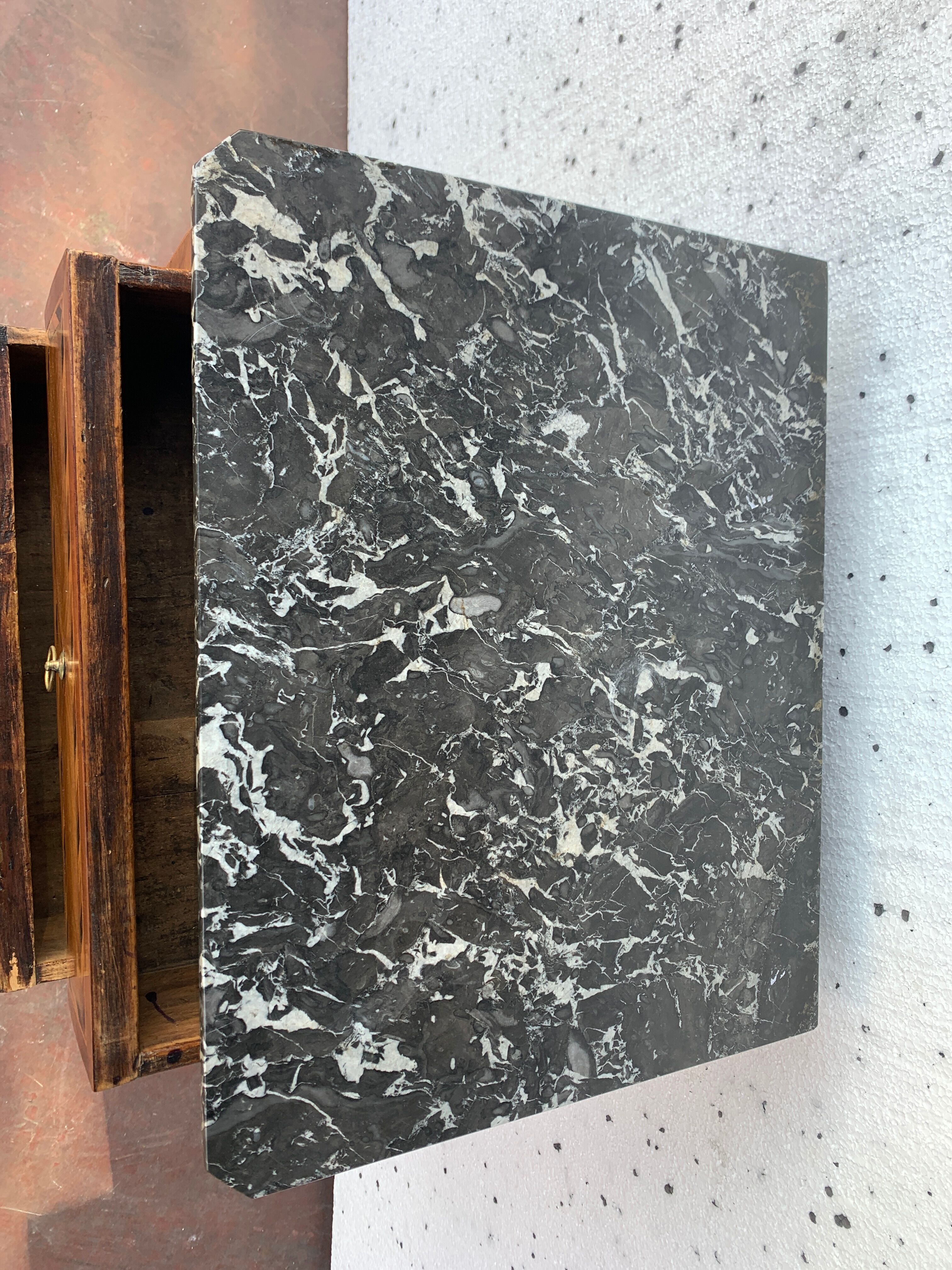 Small chest of drawers of Louis XVI style in veneer wood