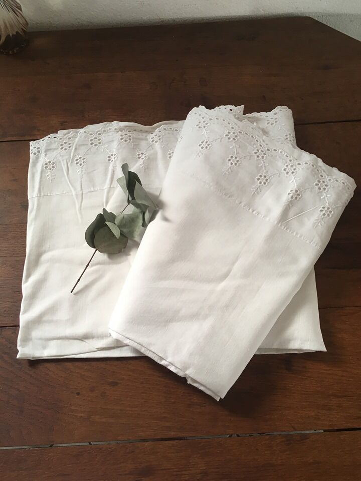 Sheet adornment and two pillowcases