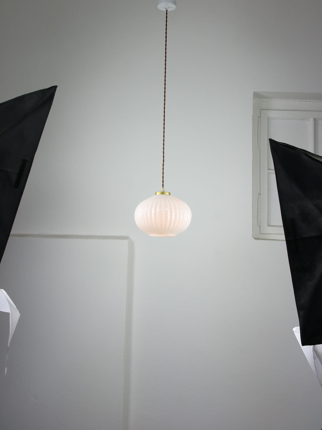 Suspension vintage en verre opalin & laiton