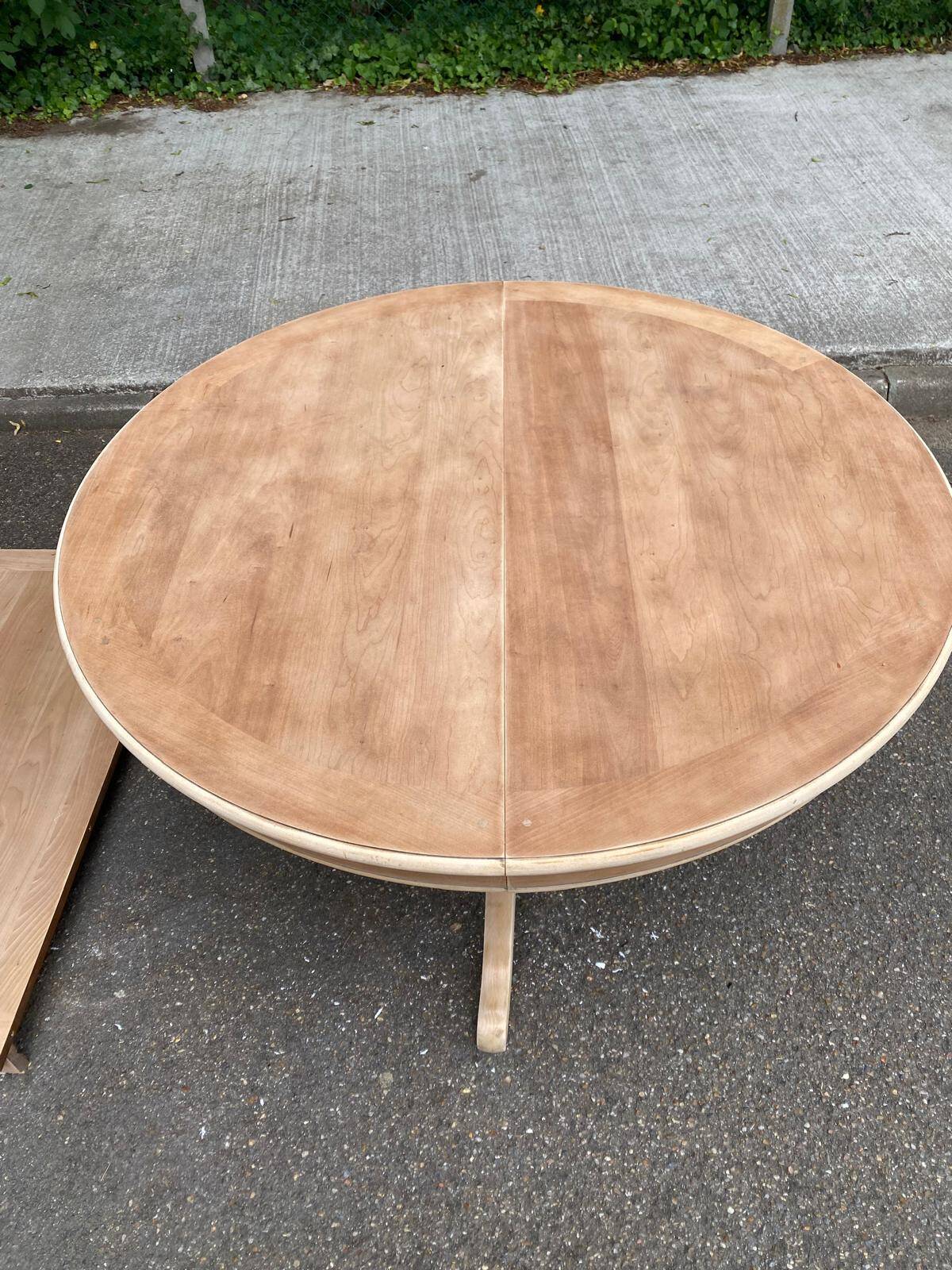 Renovated round extendable dining table with a central wooden leg, 113-203cm.