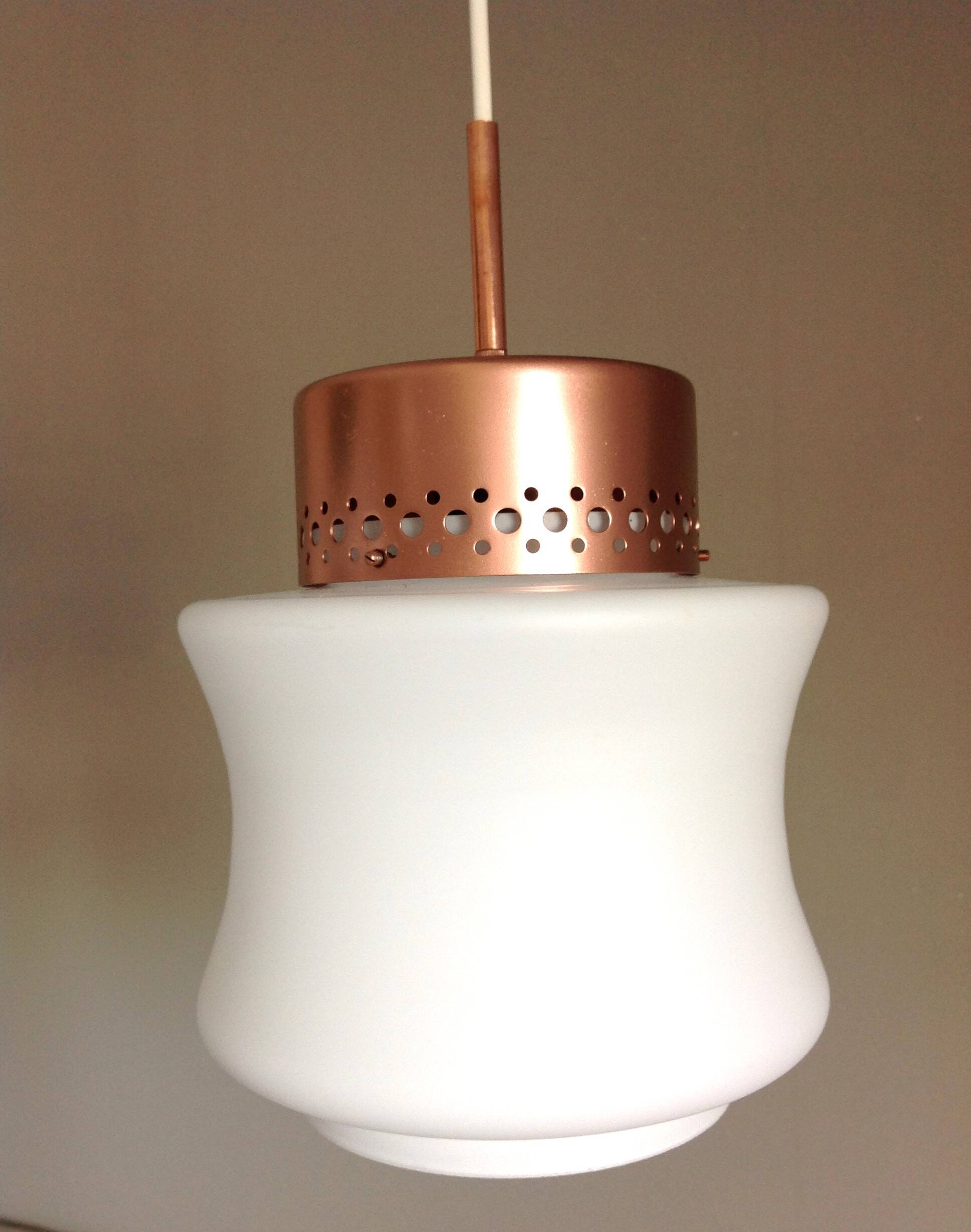 suspension en opaline blanche et metal cuivré, années 60-70