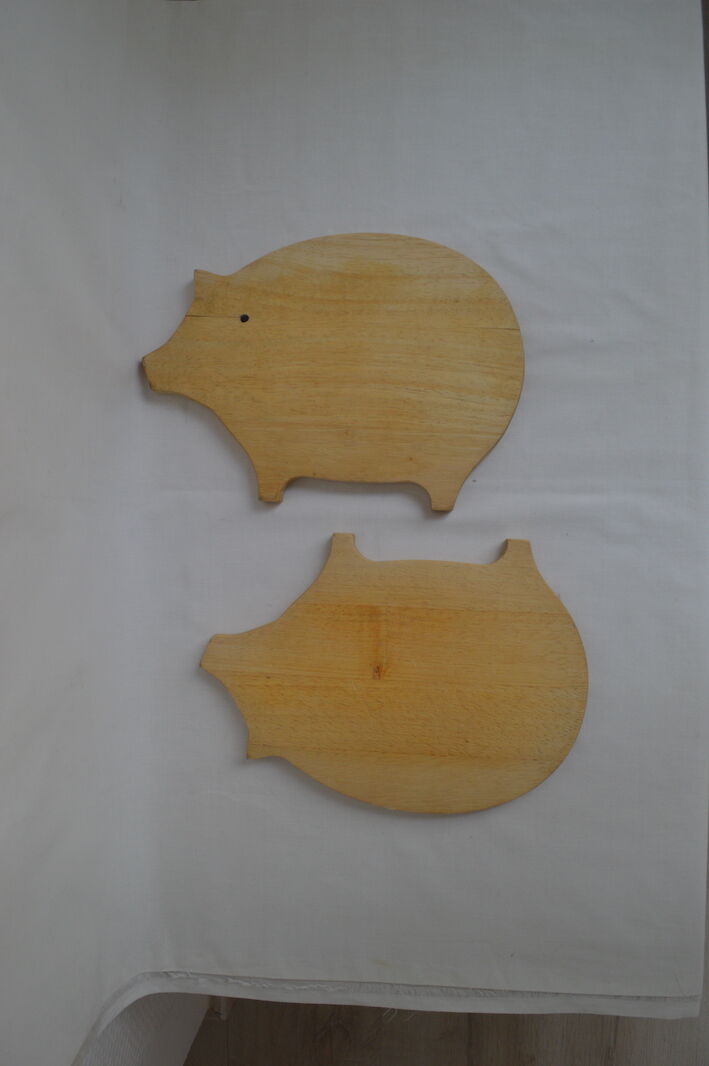 2 pig cutting boards