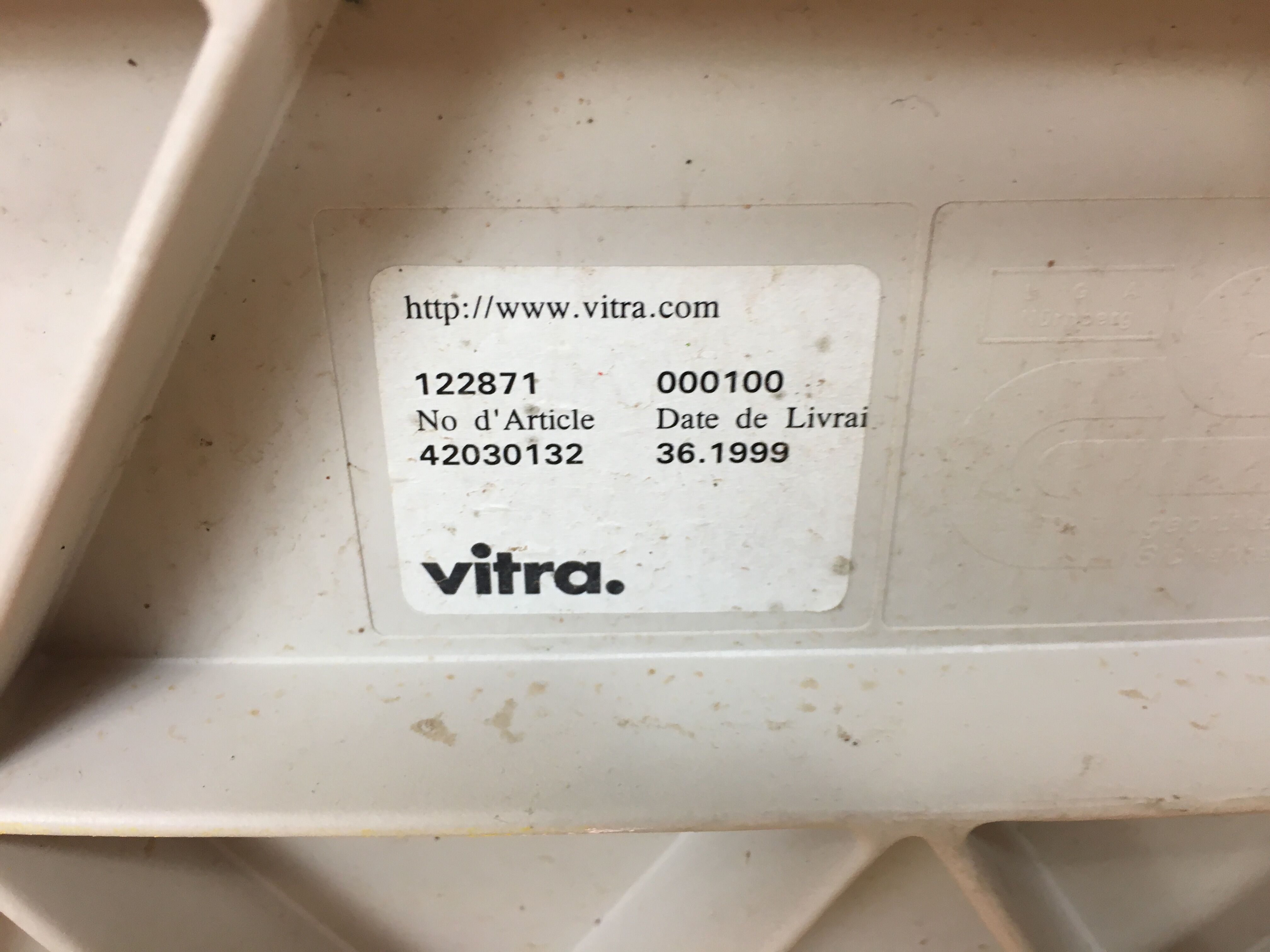 Chaise Vitra blanche et bleue
