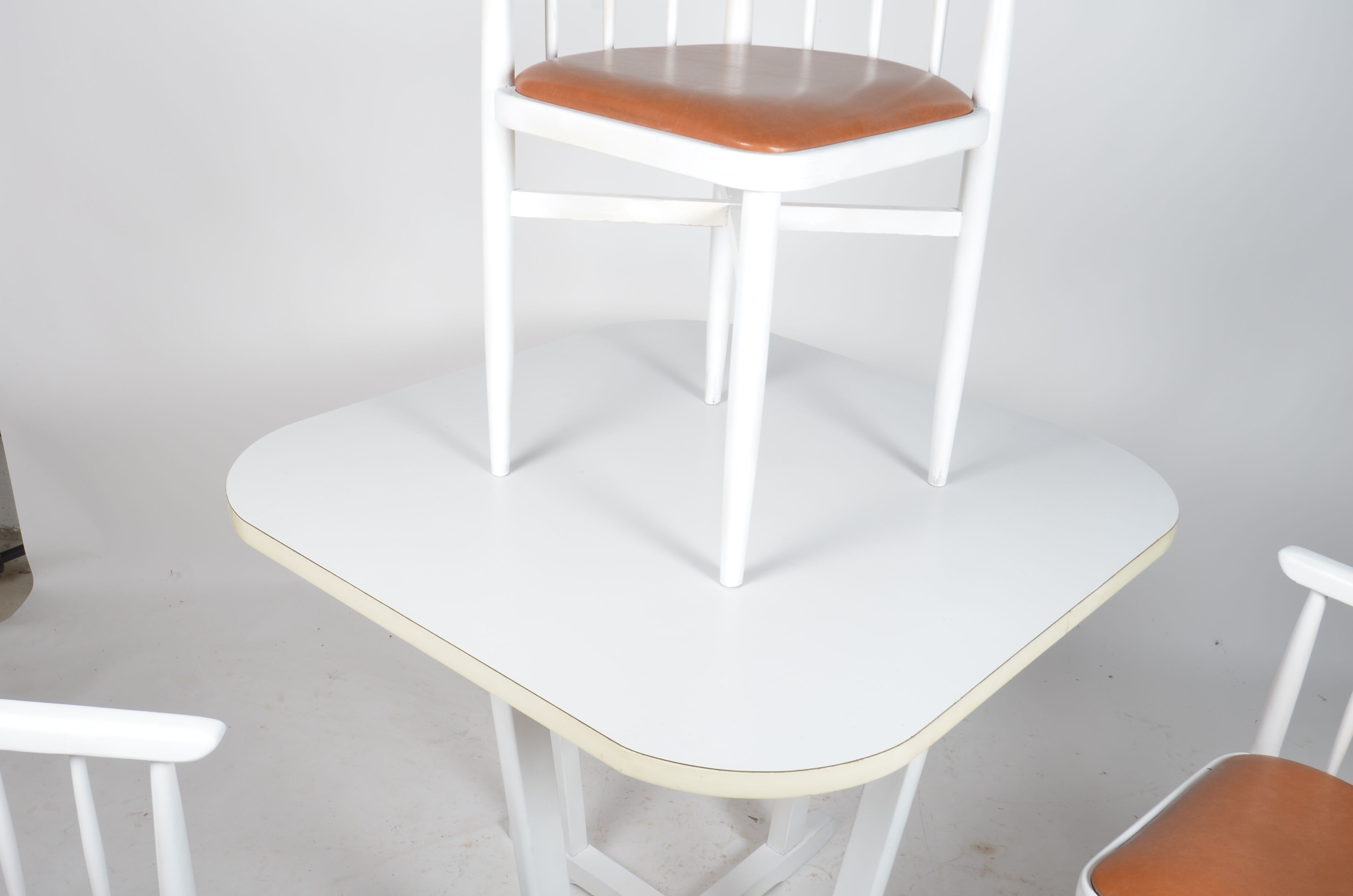 Dining table set and 4 Thonet chairs
