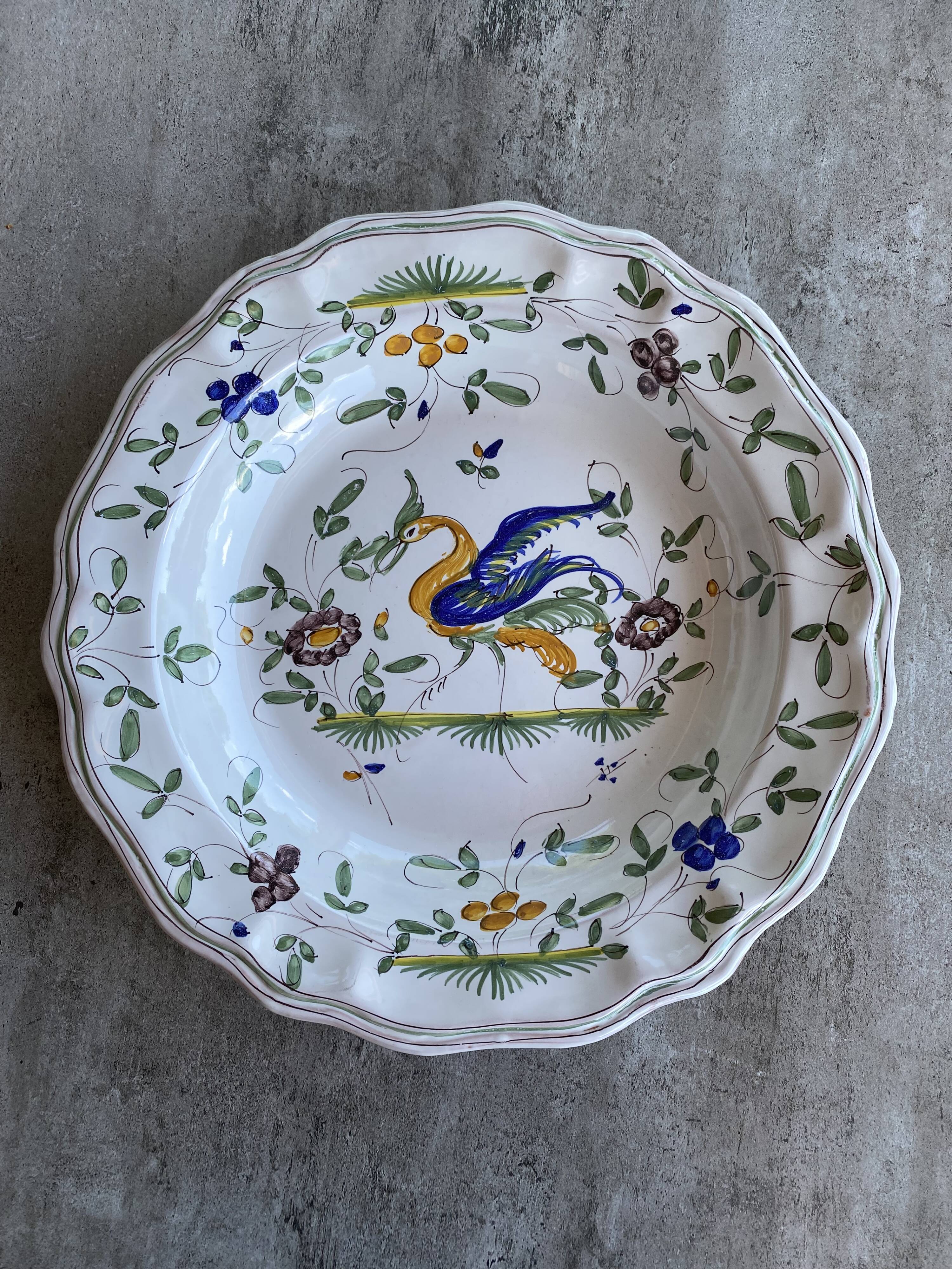 Plat creux en terre cuite émaillée, signé