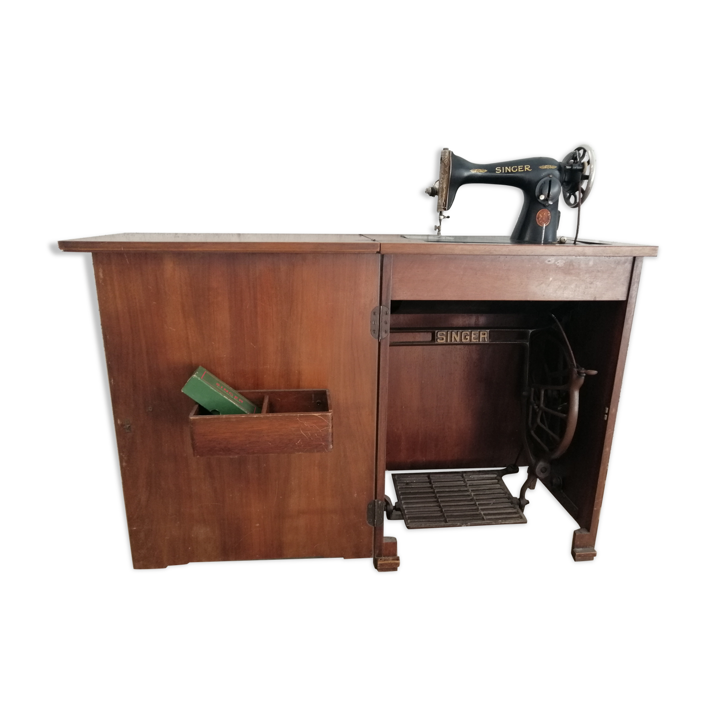 SINGER sewing machine year 30