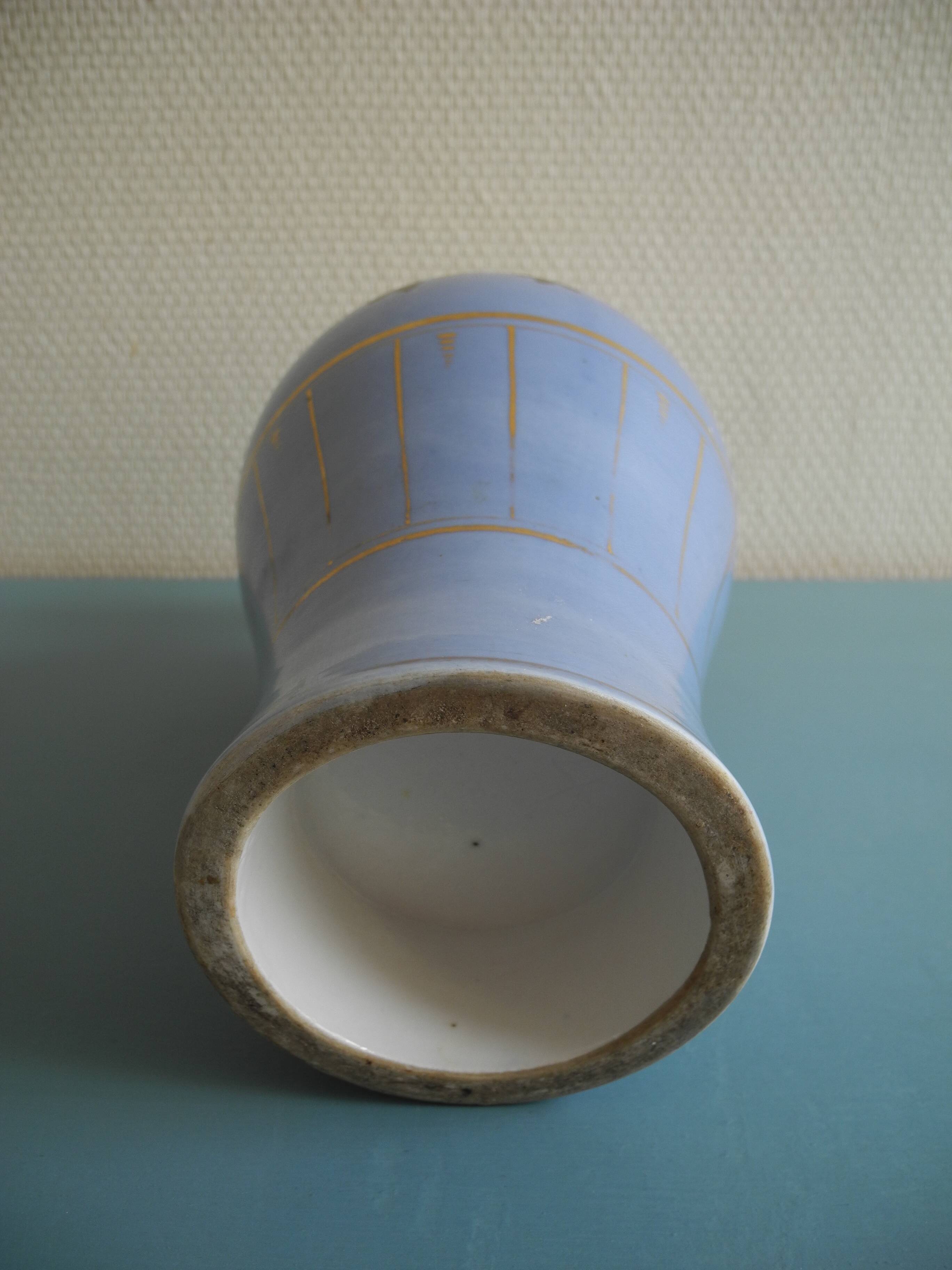 ancien vase en porcelaine