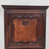 Homme debout bressan armoire