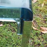 Table d’appoint vintage en plexiglas bleu et acier – Marc Berthier pour Prisunic