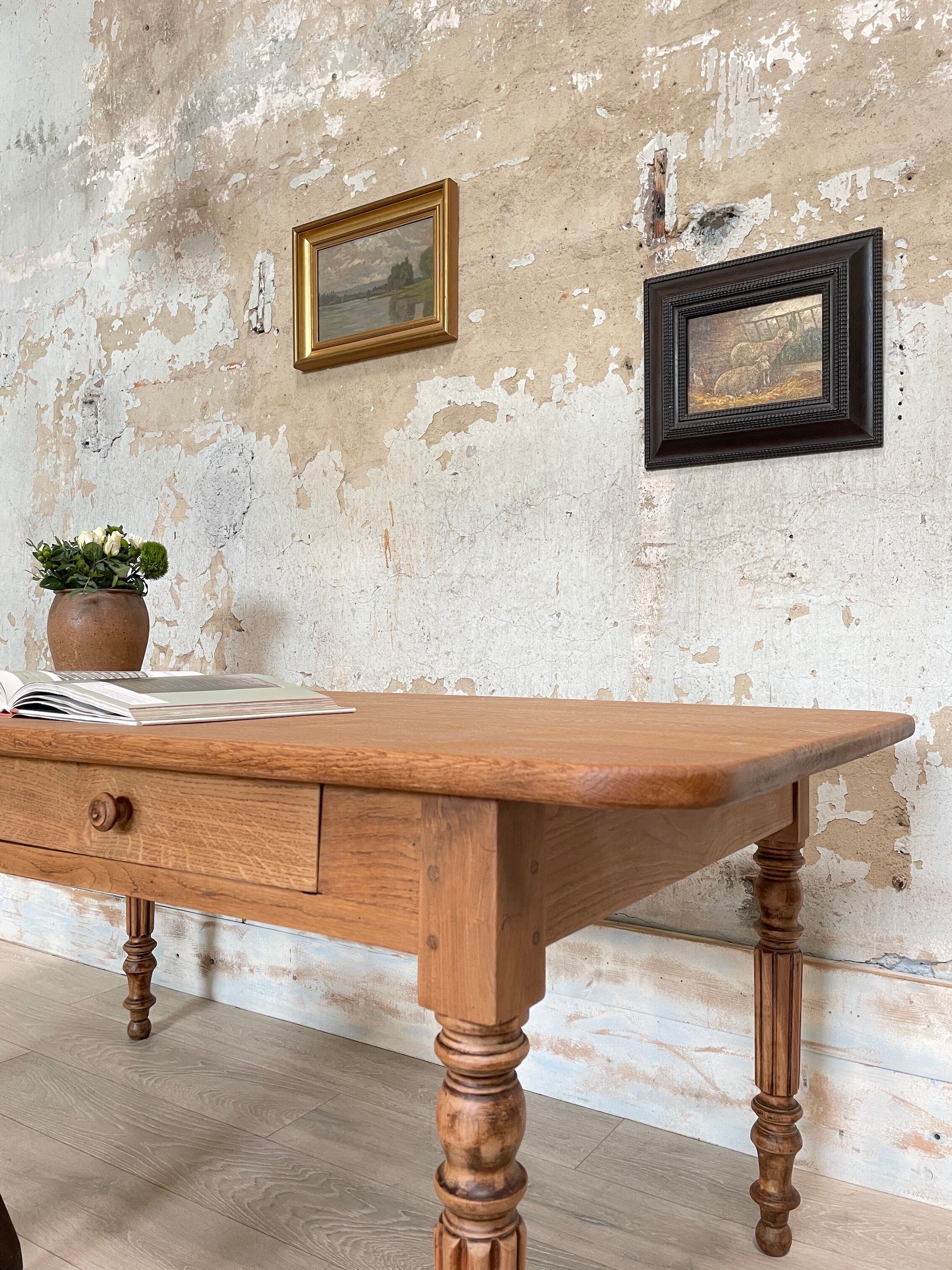 Table with turned legs in solid wood