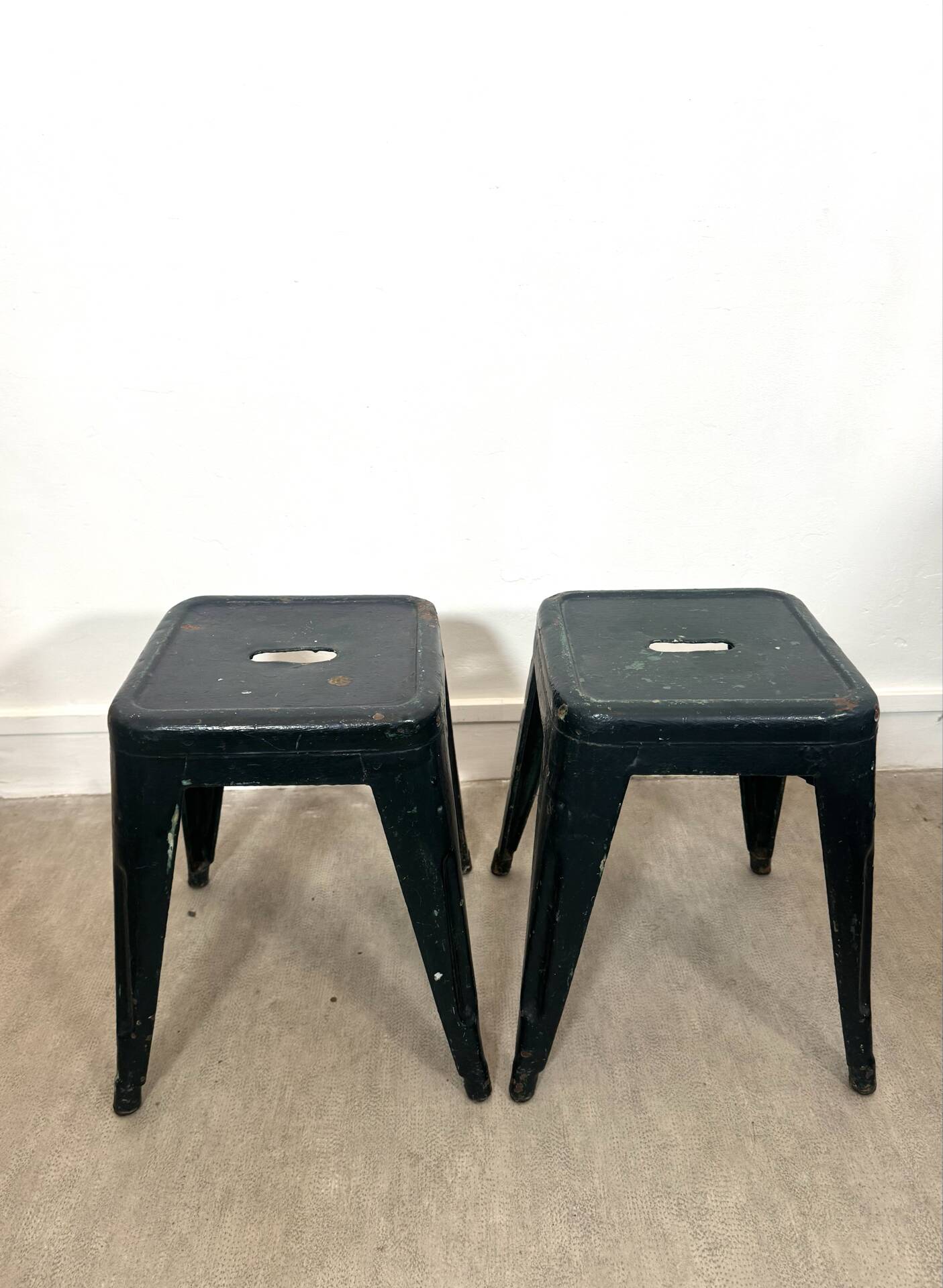 Paire de tabourets Tolix vert foncé