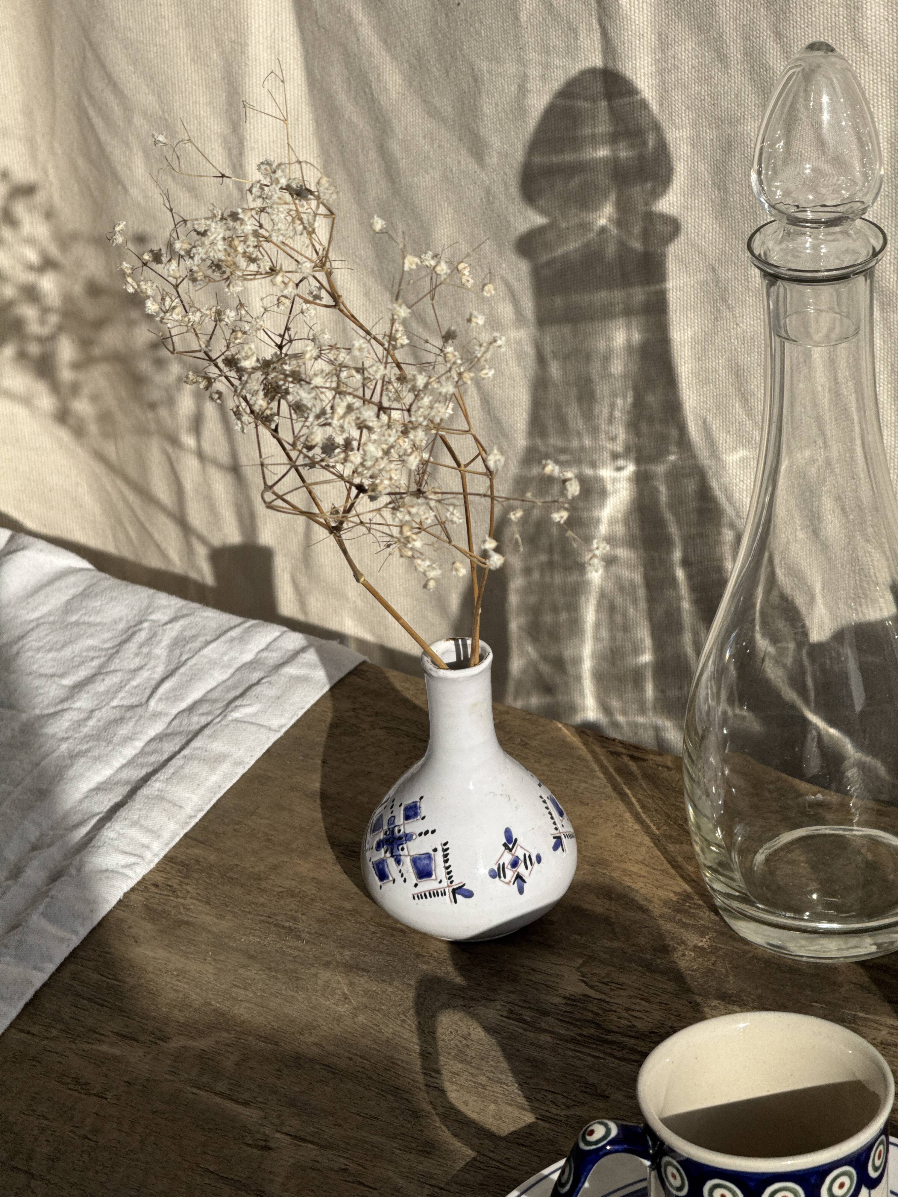 Small vintage white soliflore vase with blue geometric patterns H12