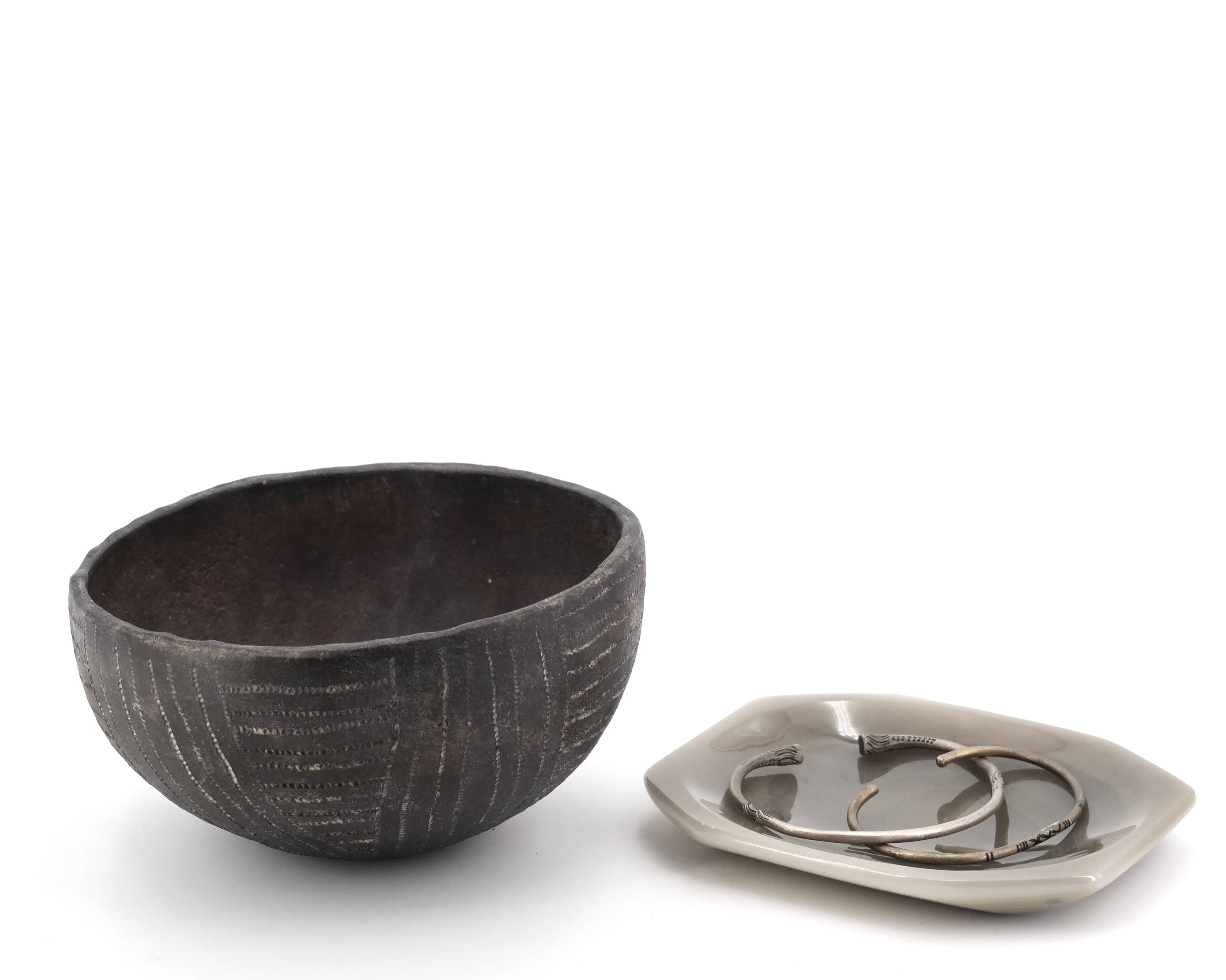 Empty tumbler pocket in ceramic by Brigitte Marionneau