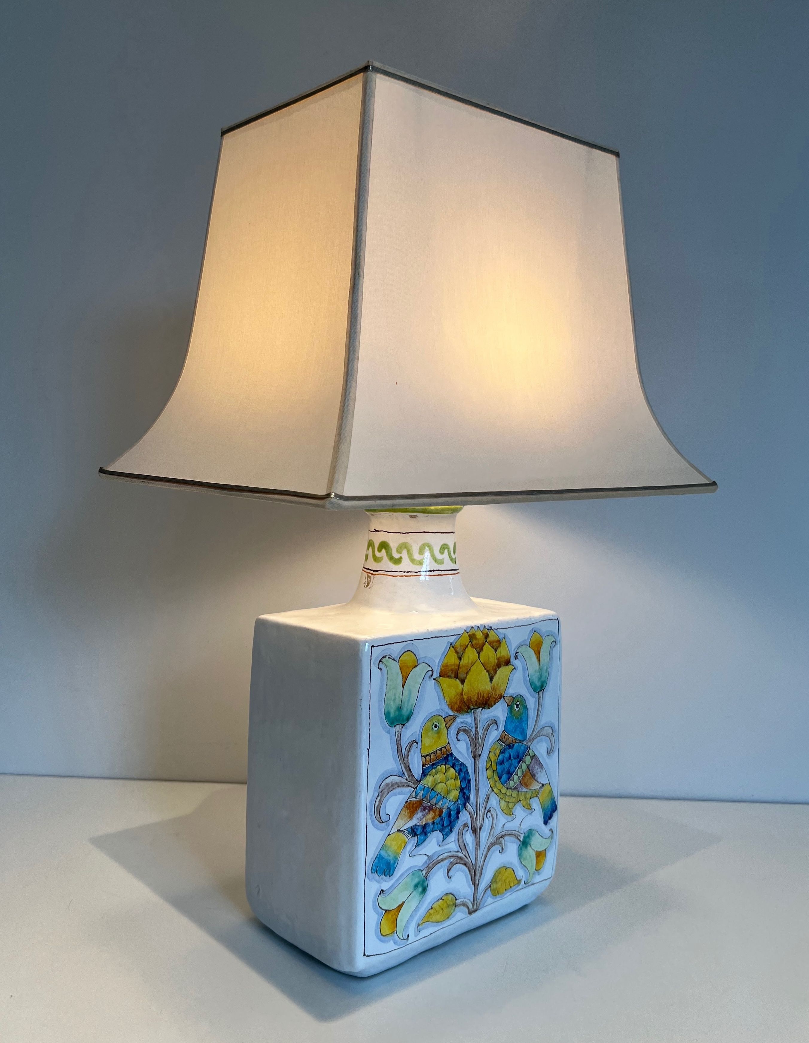 Lampe de table en faïence à décors d'oiseaux et de fleurs