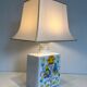 Lampe de table en faïence à décors d'oiseaux et de fleurs