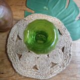 Vase en verre moulé vert