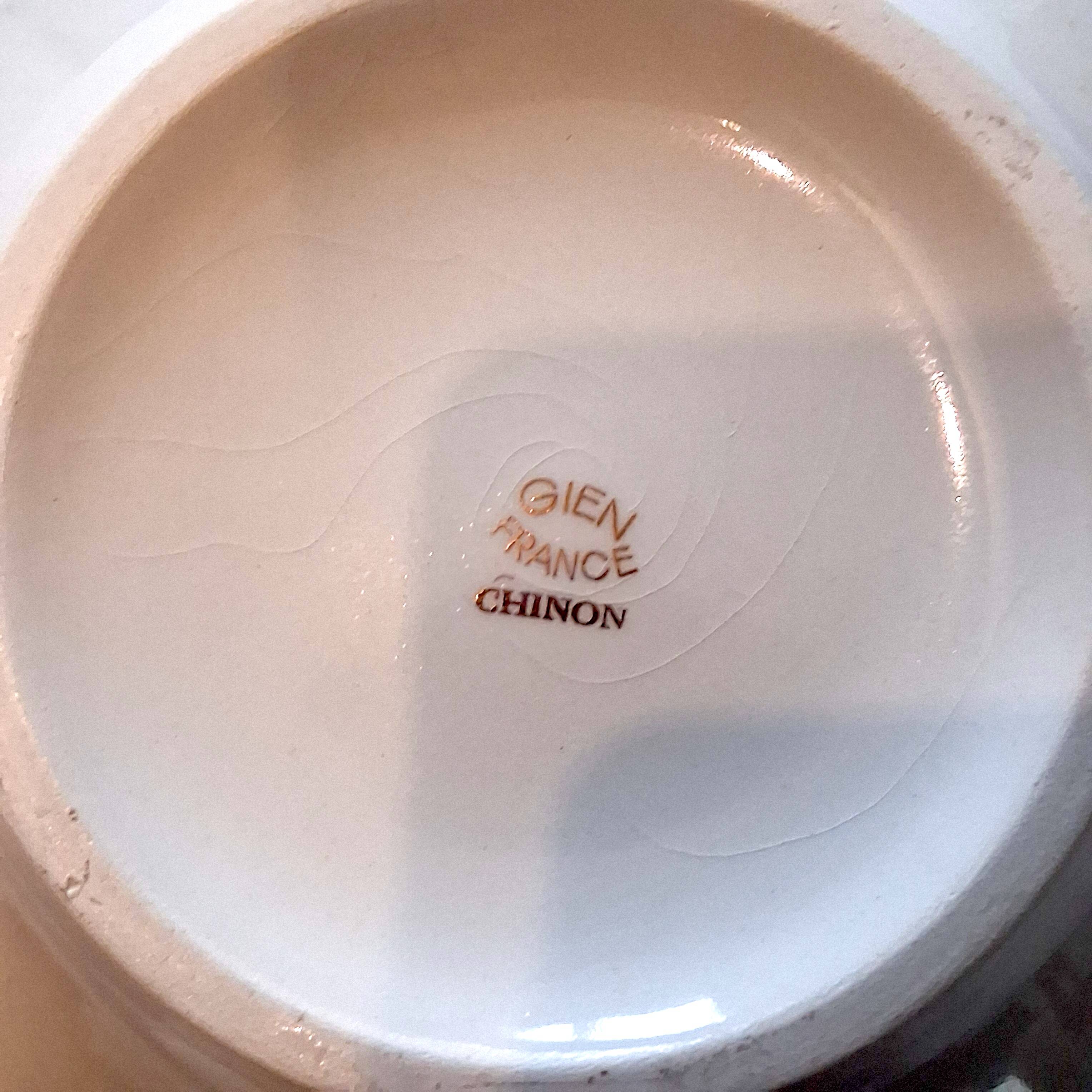 Very pretty soup tureen from Gien model "Chinon" in very good condition.