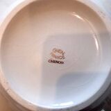 Very pretty soup tureen from Gien model "Chinon" in very good condition.