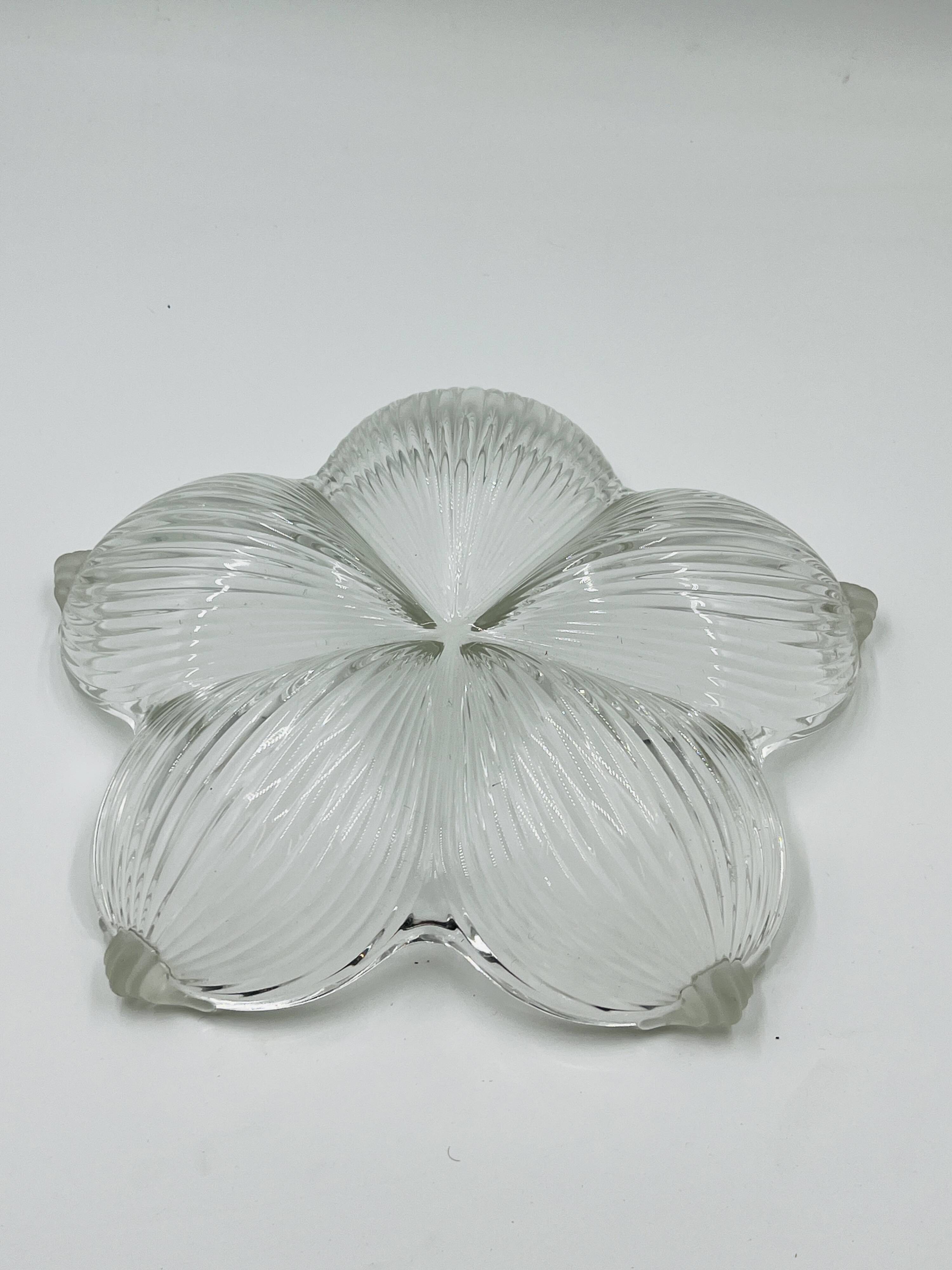 Plat en verre moulé fleur Art déco