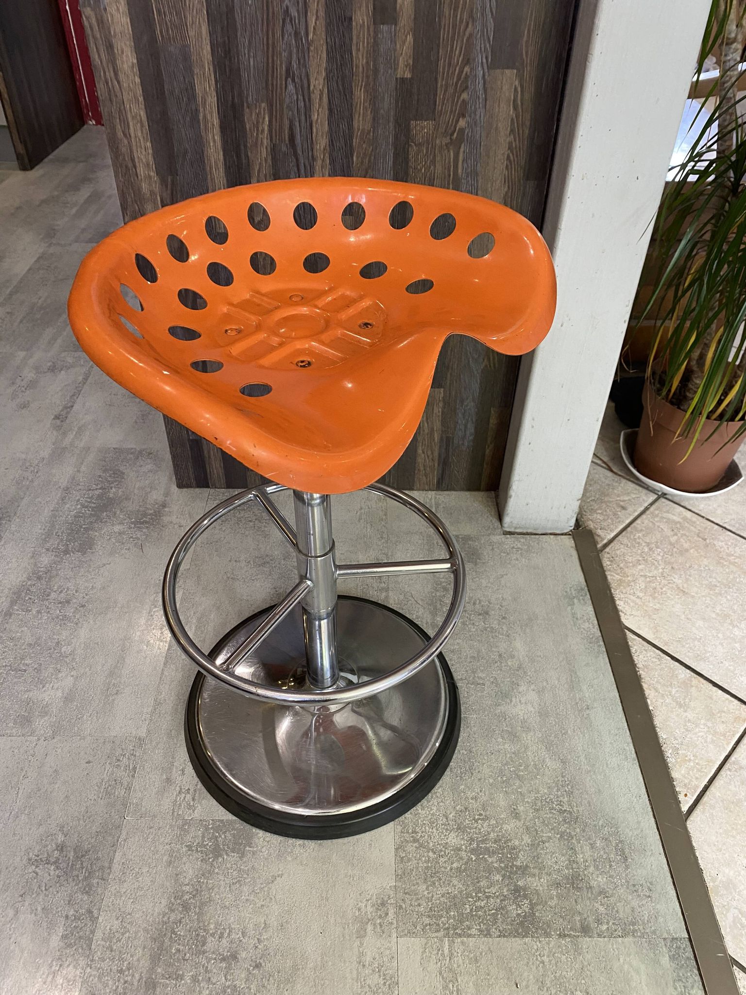 Orange tractor stool, pivoting adjustable mower, Fermigier Mirima 70.
