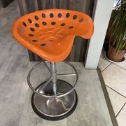Orange tractor stool, pivoting adjustable mower, Fermigier Mirima 70.