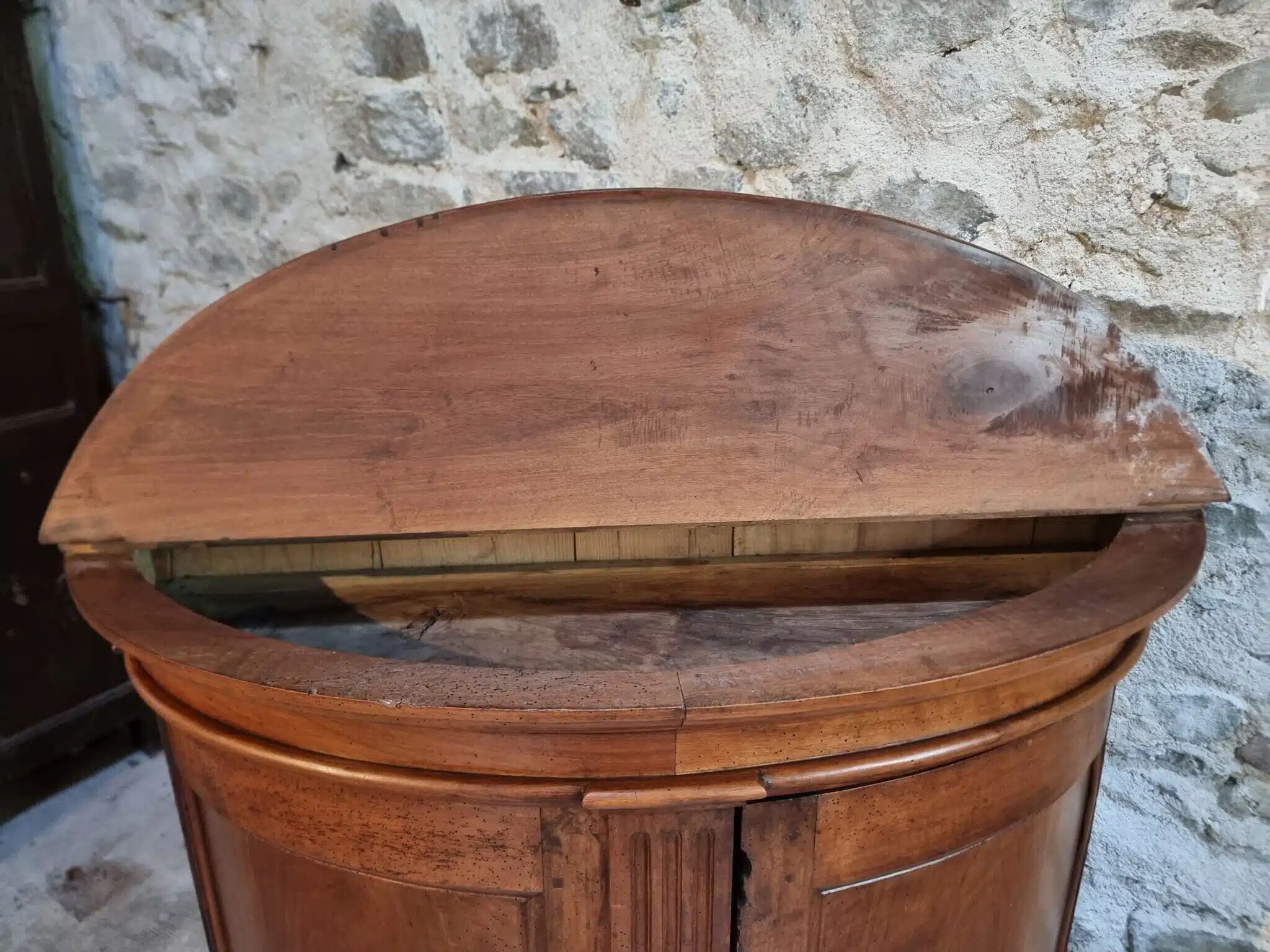 Cabinet demi-lune ancien en noyer, fin XVIIIe siècle, château français