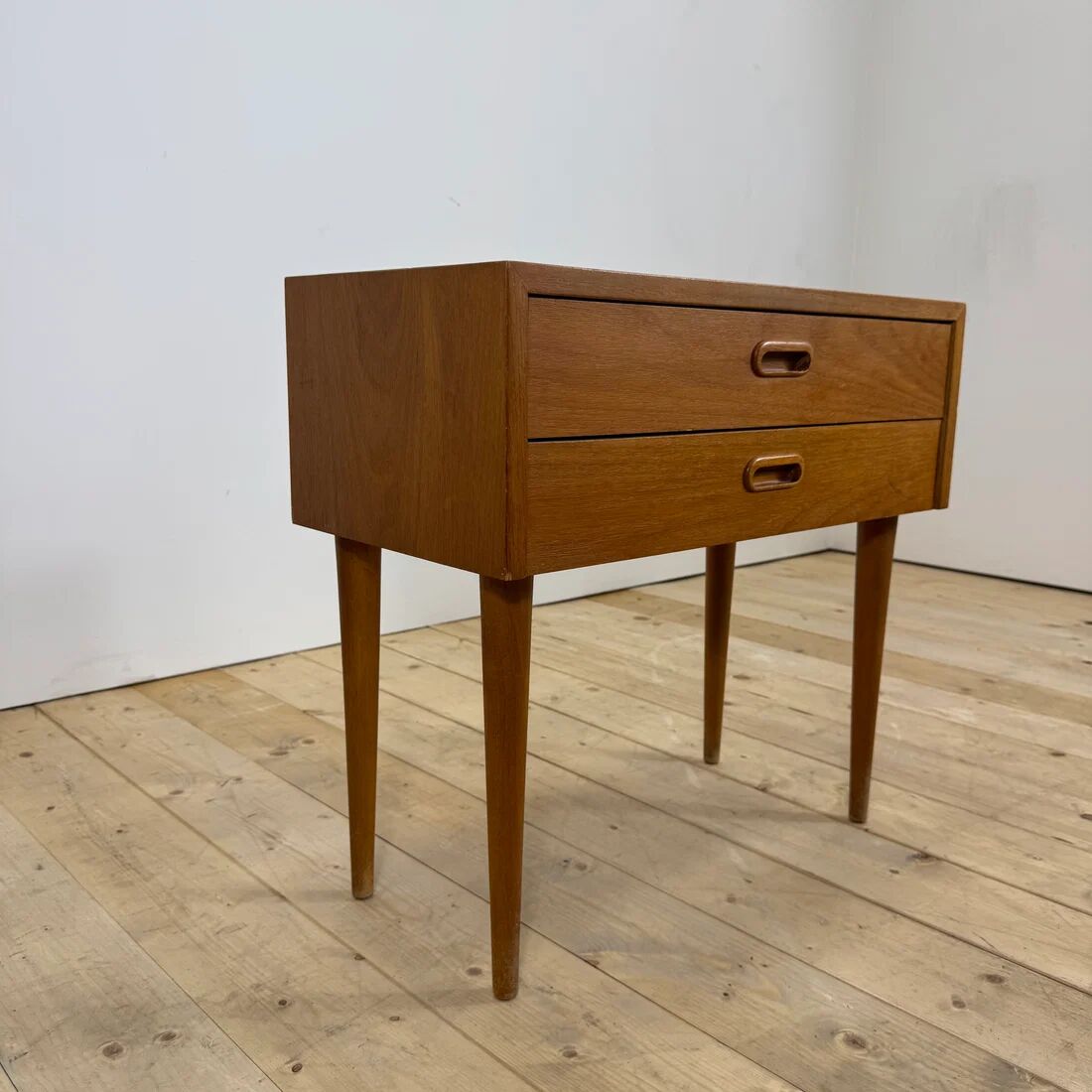 Table de nuit en teck danois avec deux tiroirs, 1960