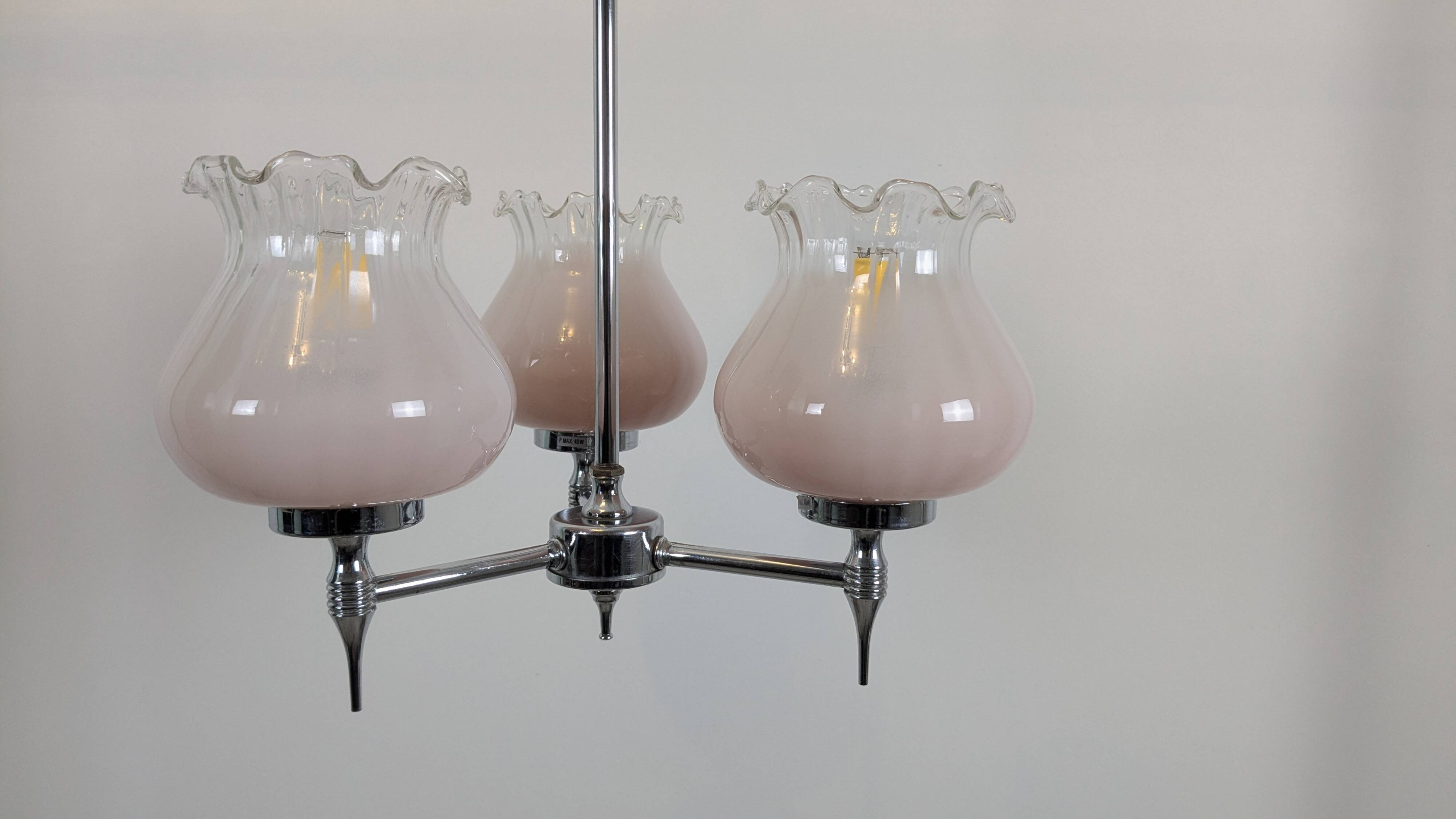 Vintage lustre in pink opaline – Three lights for a subdued atmosphere