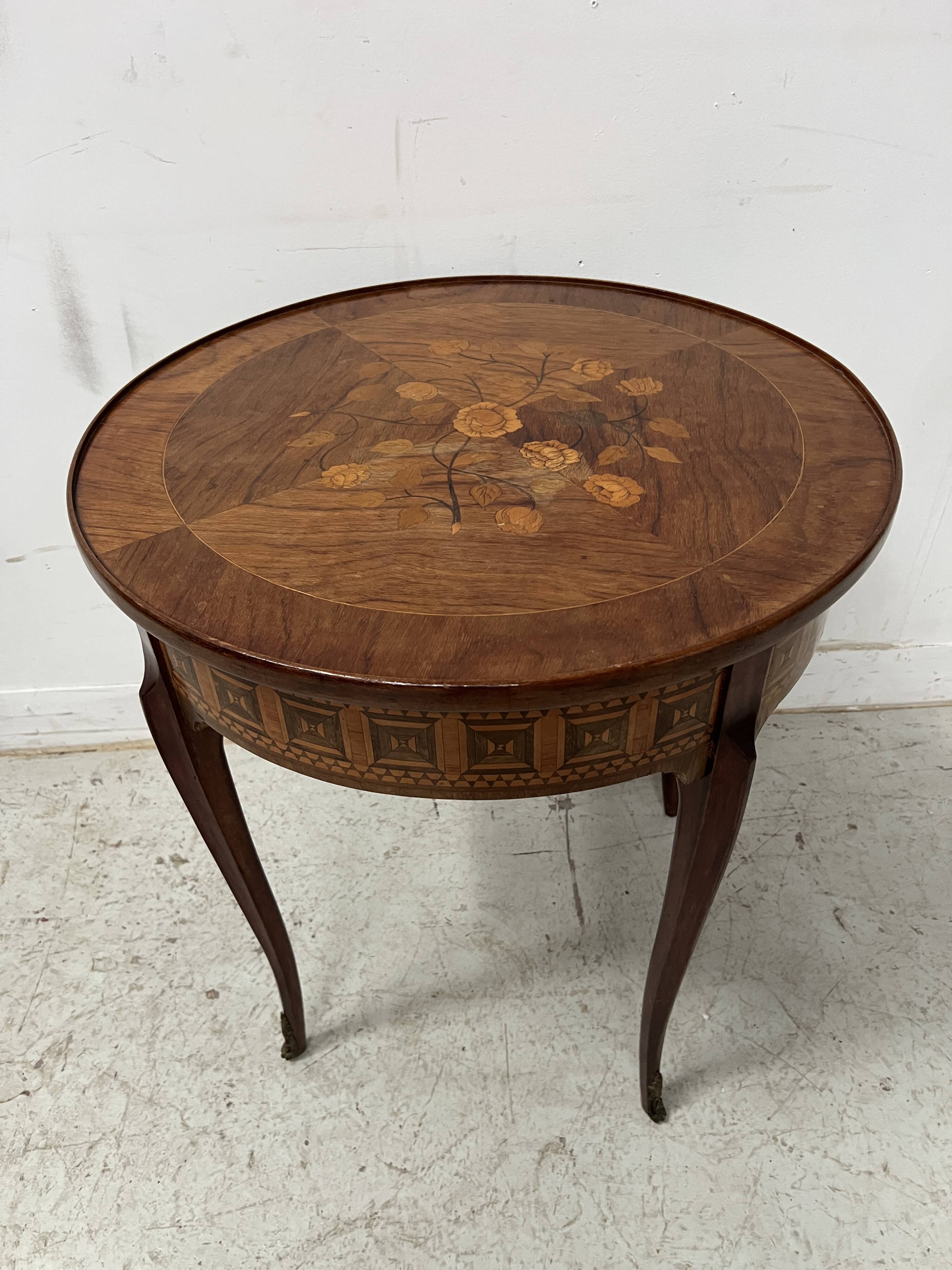 Louis XV style marquetry wood side table, 20th century