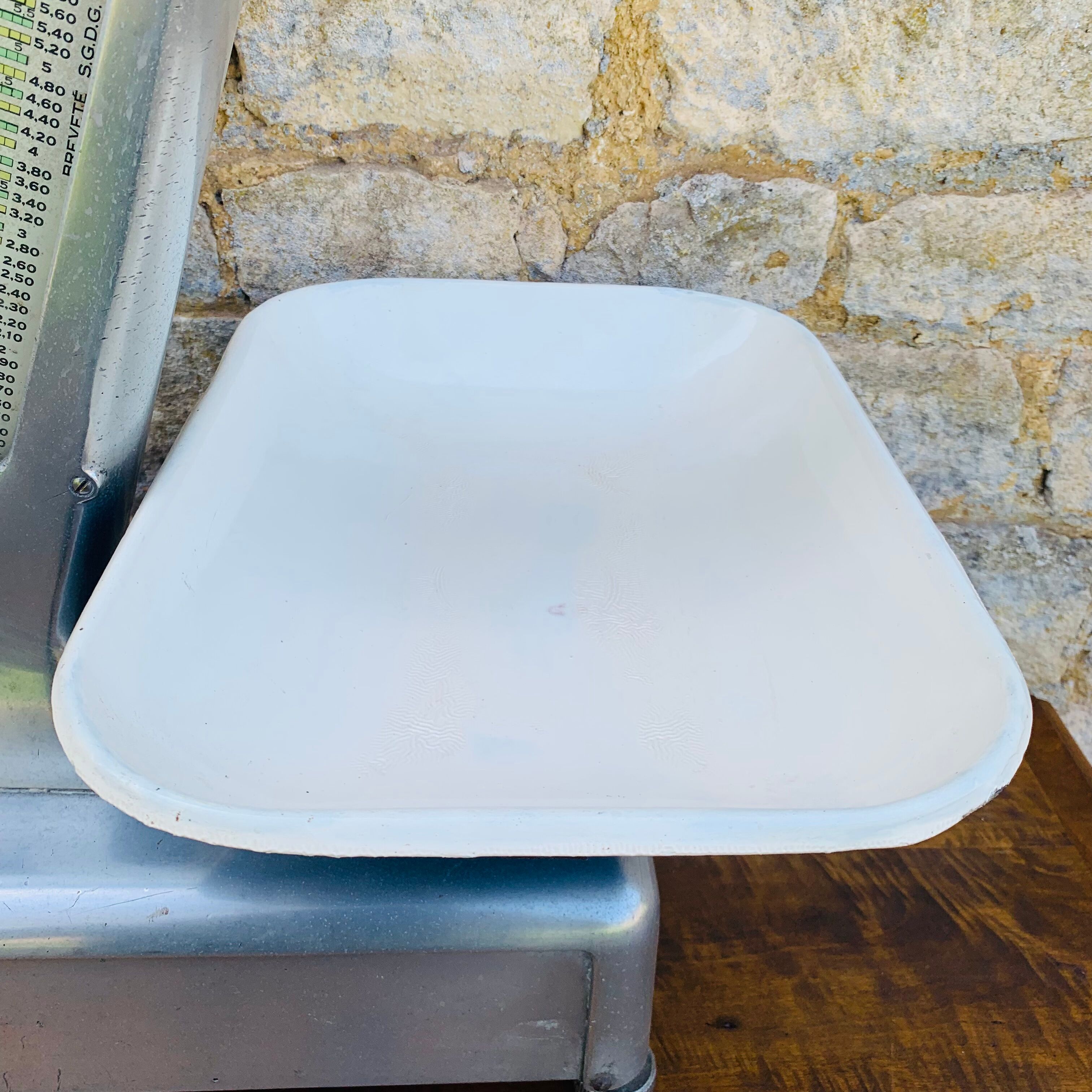 Old Lutrana grocery scale