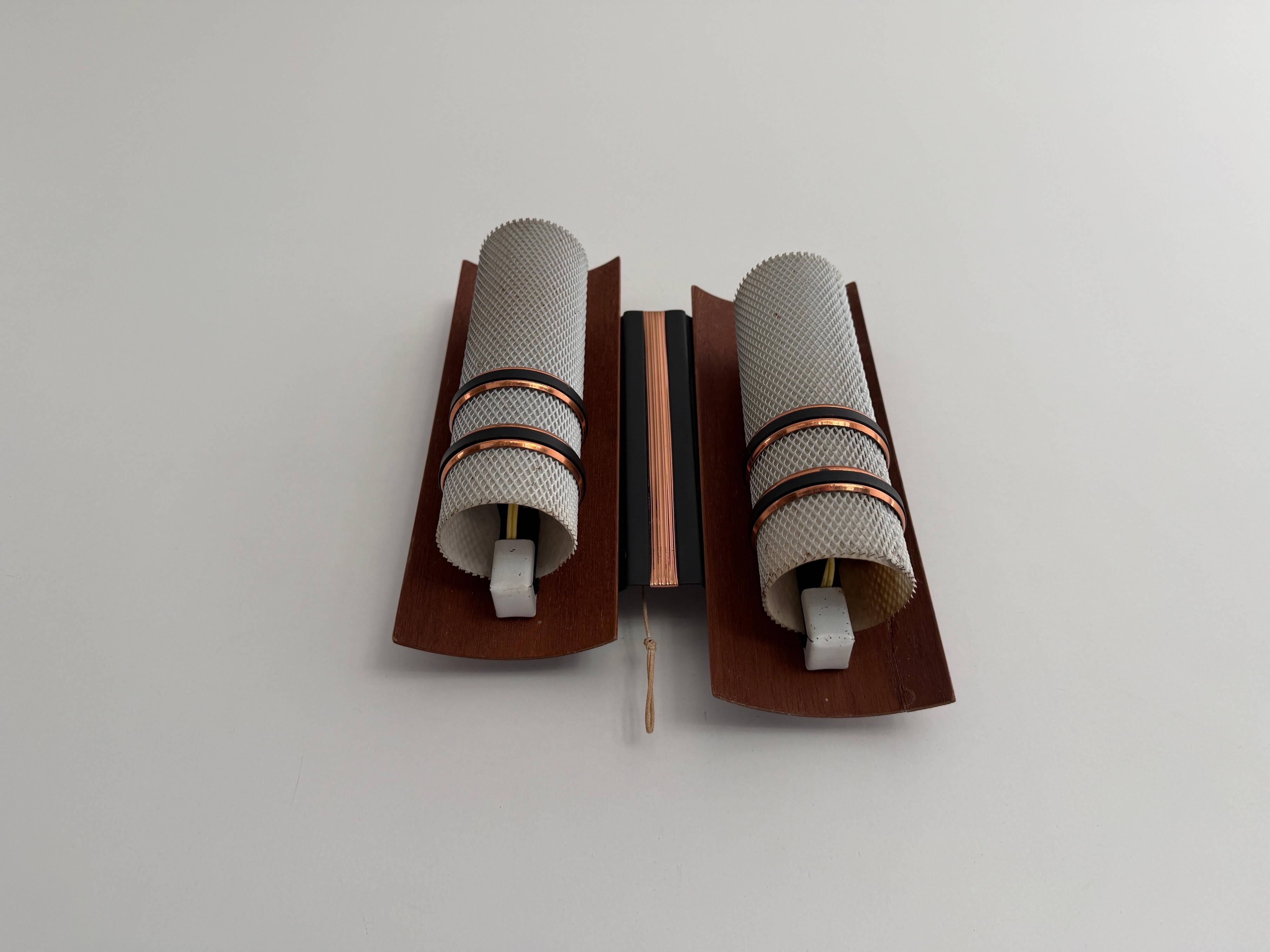 Simple mid-century wall light in metal, wooden and copper base, 1960s, Germany.