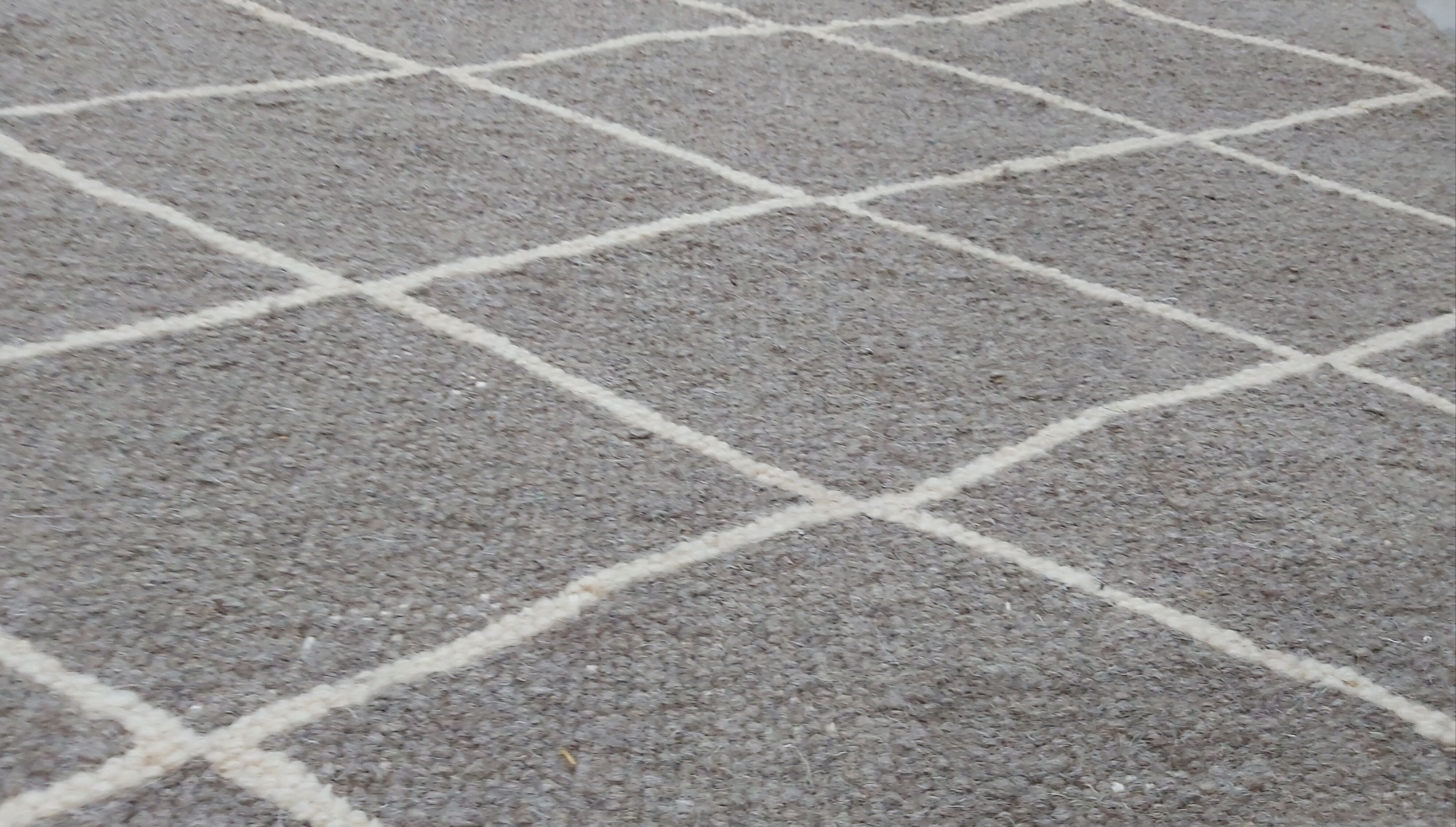 Grey and white bed downing carpet 73x139cm