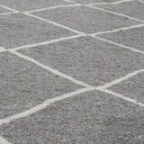 Grey and white bed downing carpet 73x139cm