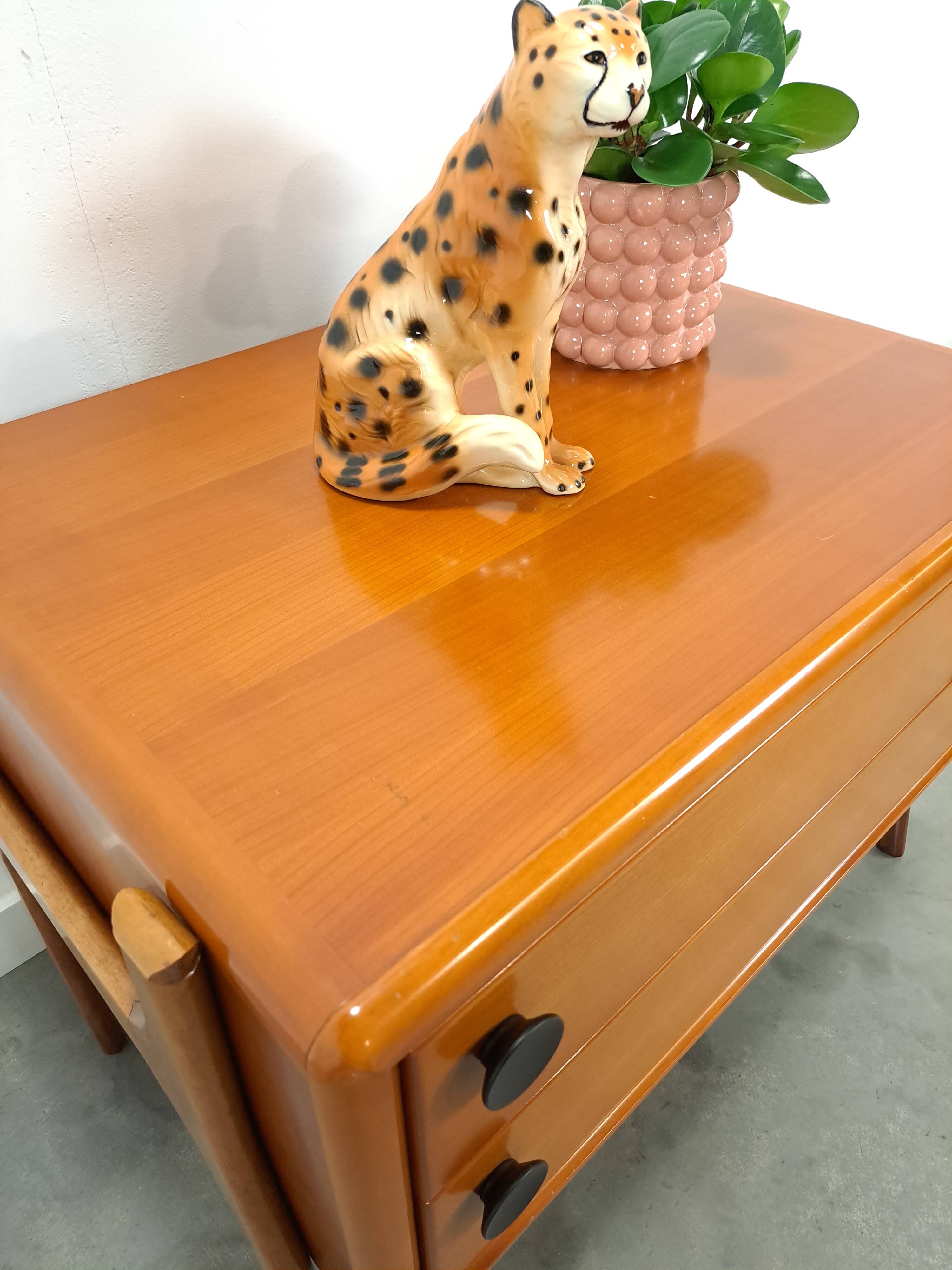 Teak ladekast met zwarte metalen grepen, tv meubel