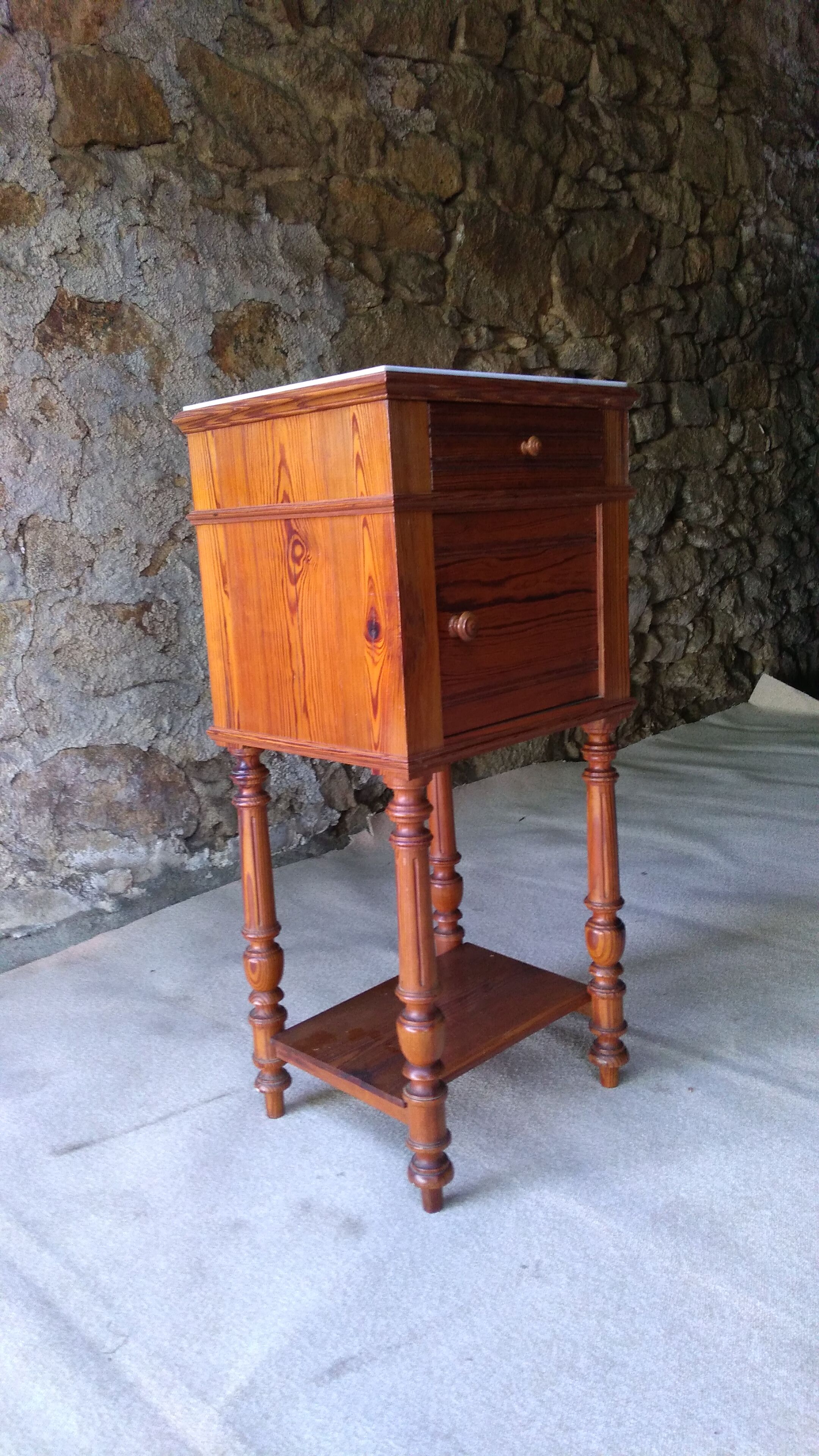 Table de chevet en pitchpin